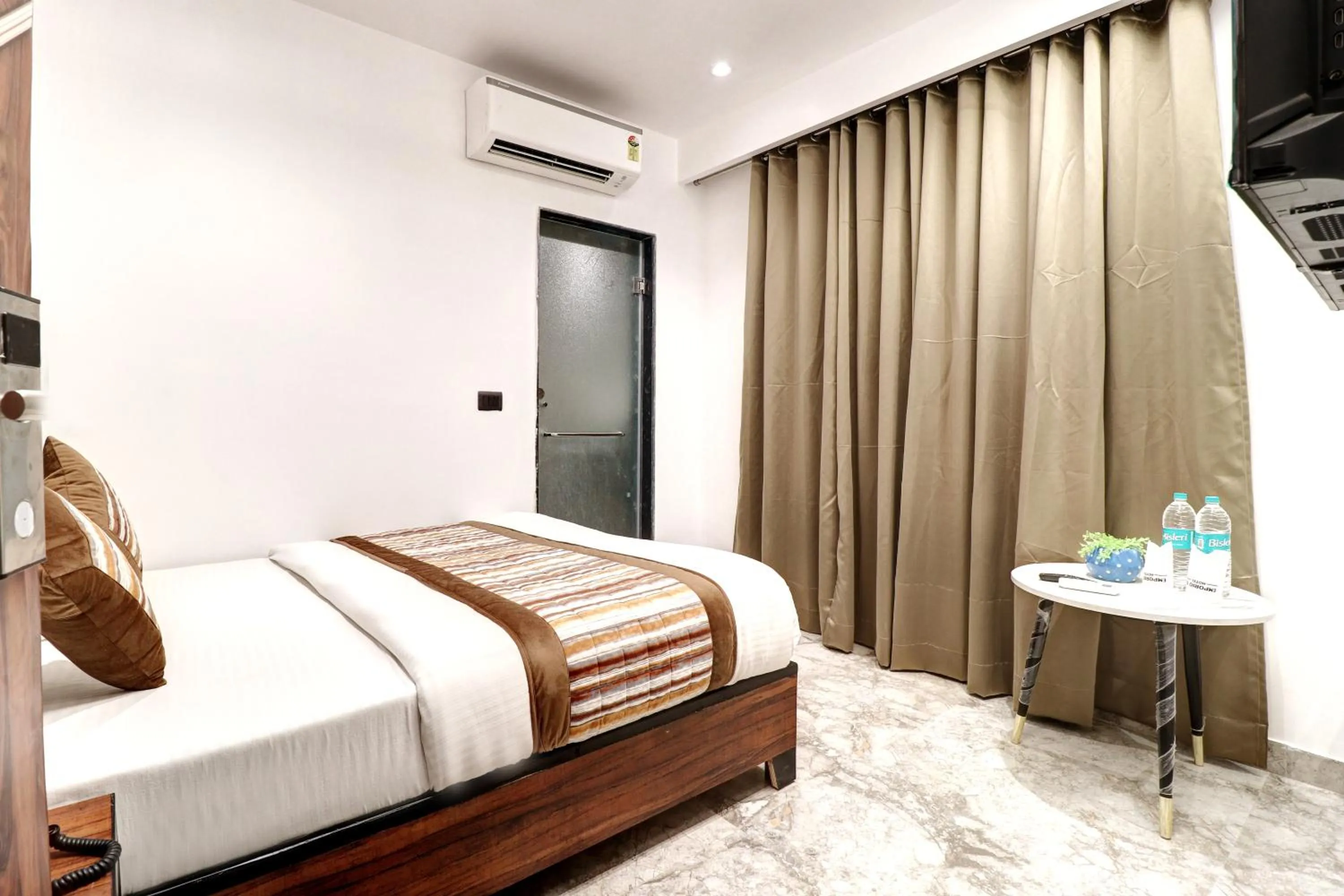 Bed in Hotel Emporio Dx - New Delhi Railway Station - Paharganj