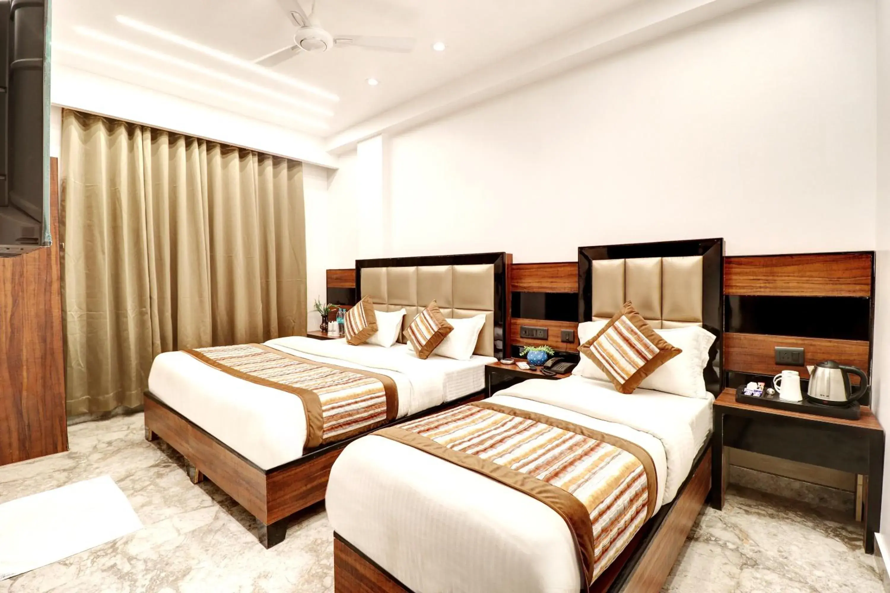 Deluxe Triple Room in Hotel Emporio Dx - New Delhi Railway Station - Paharganj Deluxe Triple Room in Hotel Emporio Dx - New Delhi Railway Station - Paharganj