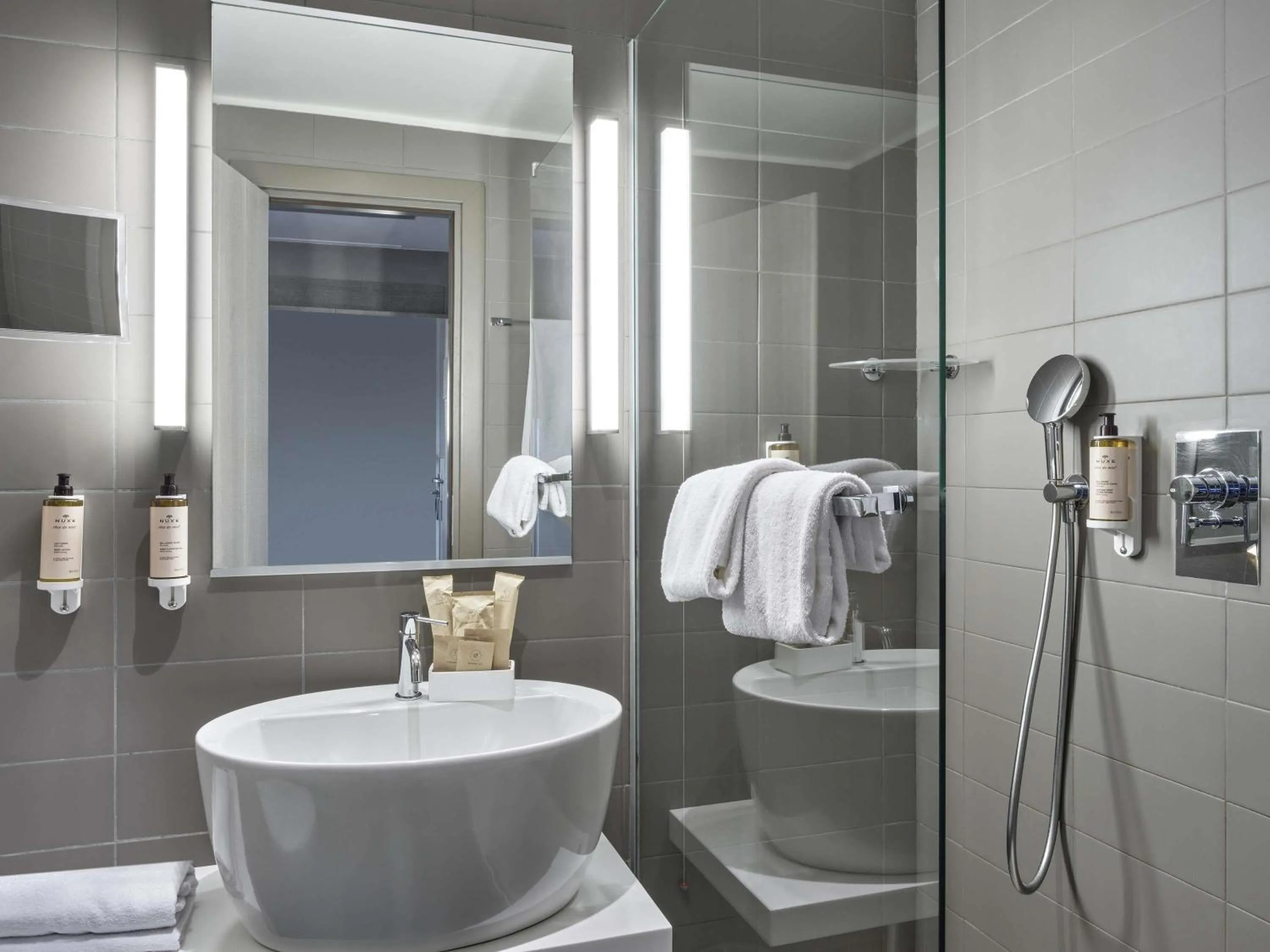 Bedroom in Mercure Roma Centro Colosseo