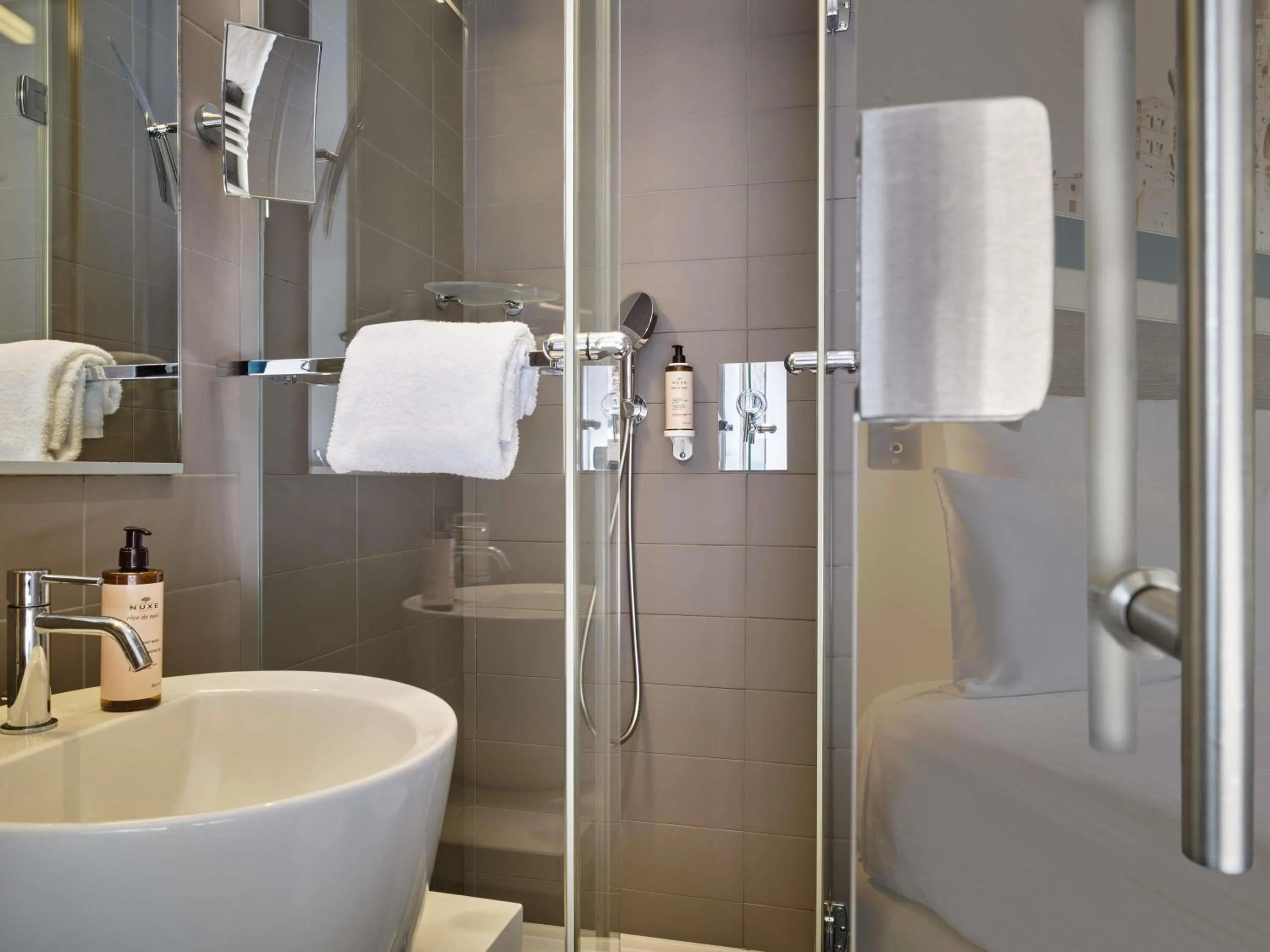 Bedroom in Mercure Roma Centro Colosseo