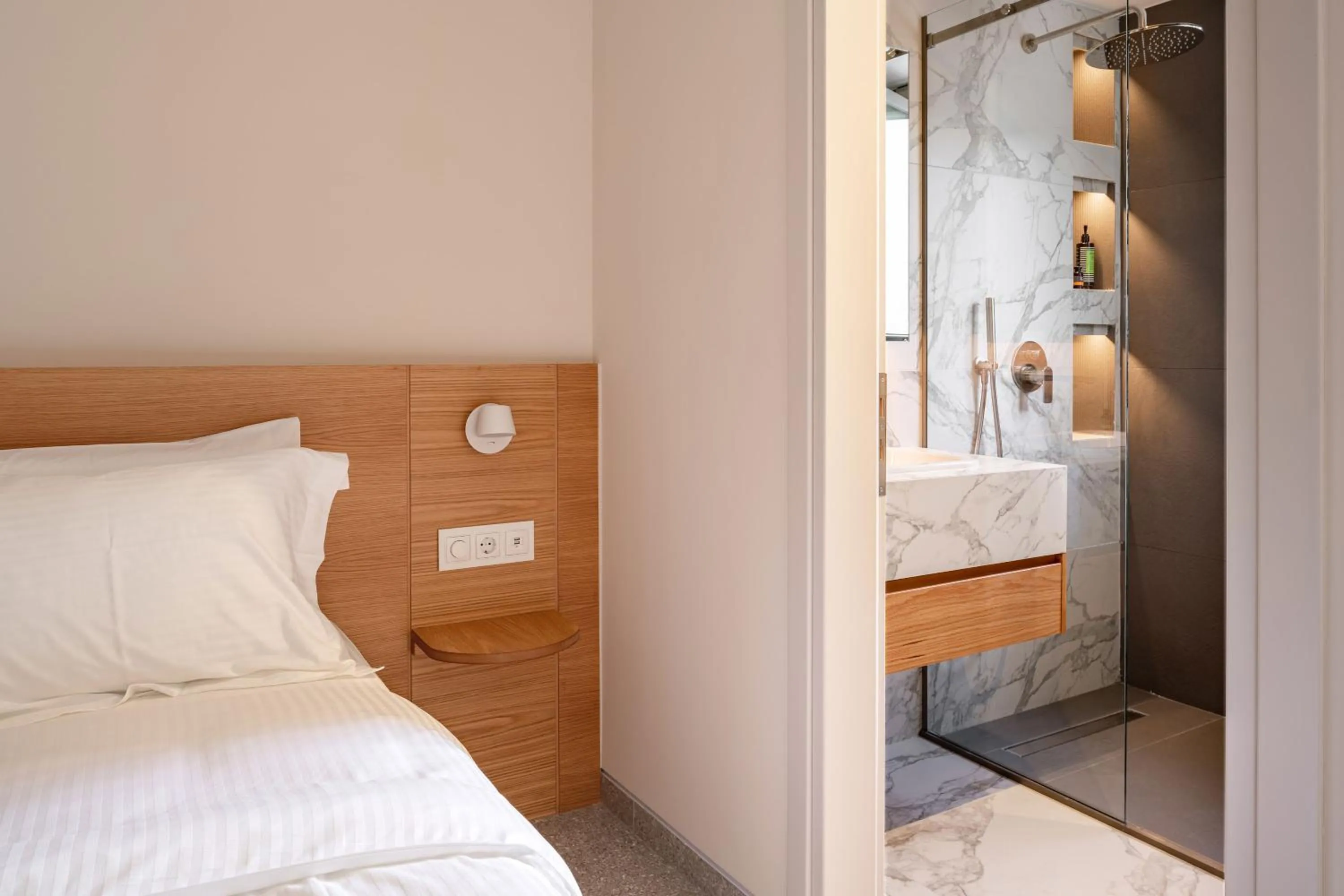 Bathroom, Bed in Townhouse Lefkada