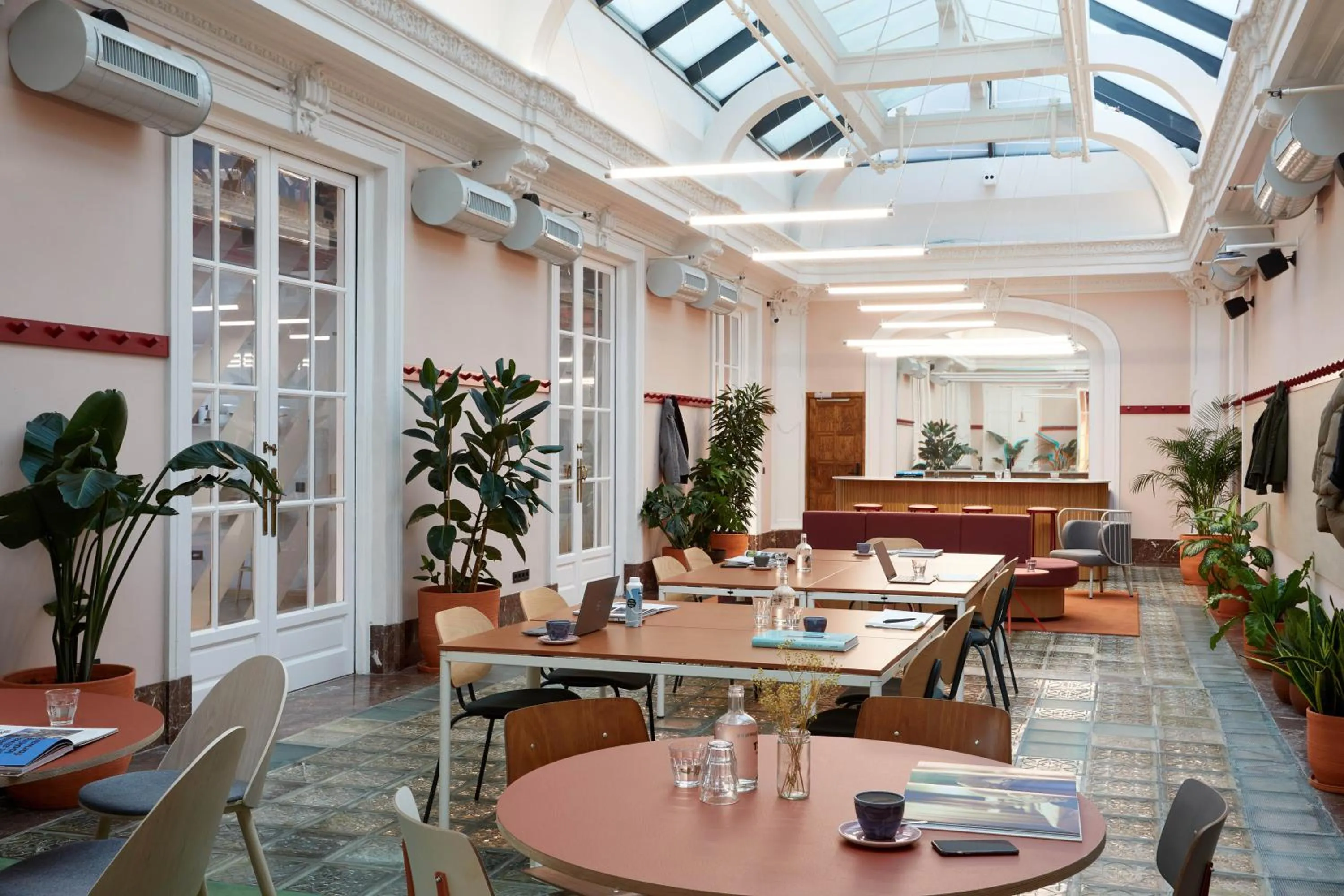 Seating area in The Social Hub Madrid 4 star