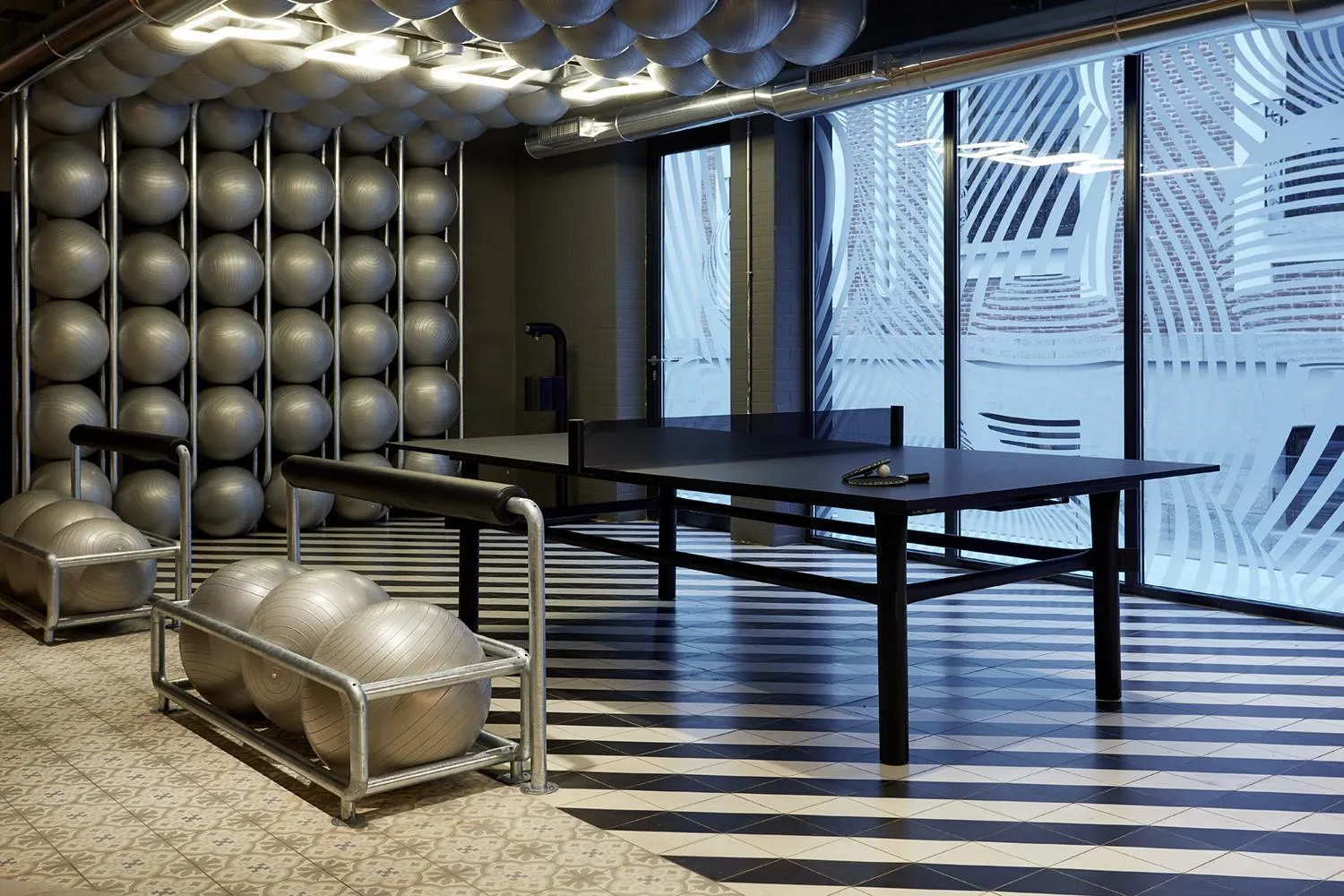 Table tennis in The Social Hub Madrid 4 star