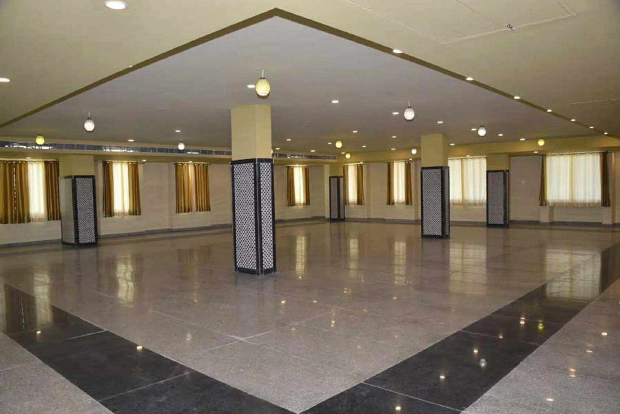 Restaurant/places to eat in Hotel Eden