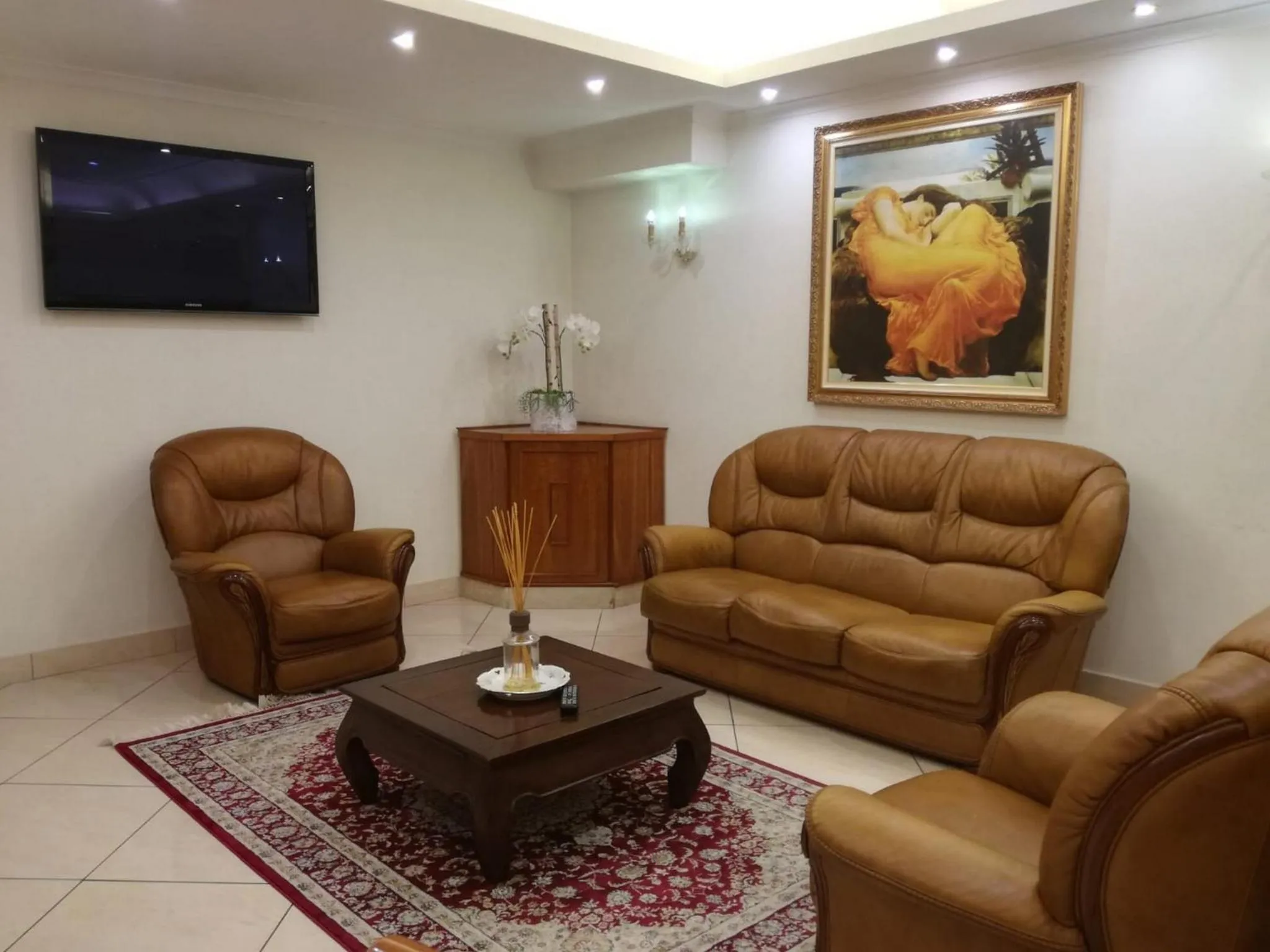 Communal lounge/ TV room in Buono Hotel