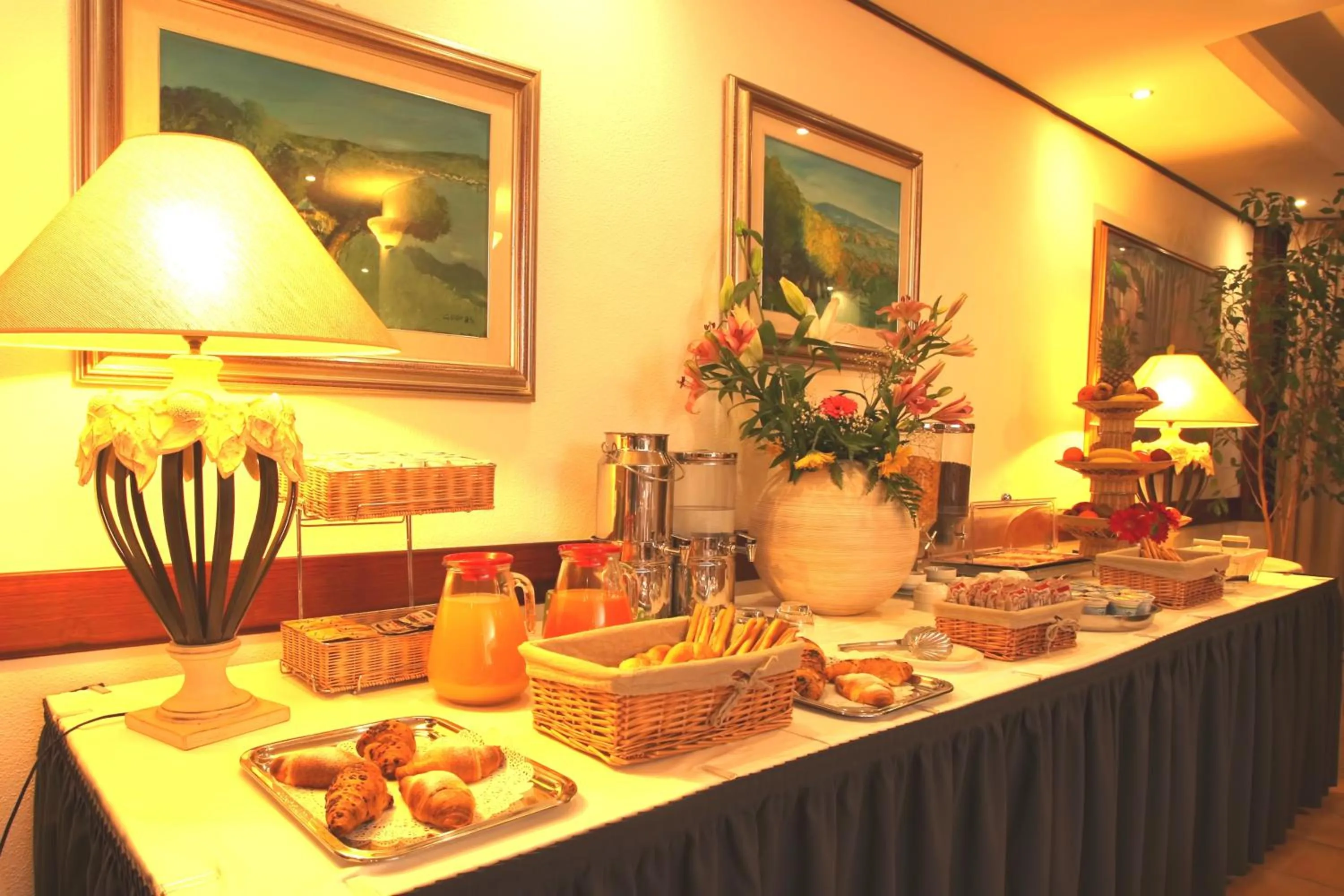 Restaurant/places to eat in Hotel Moderno