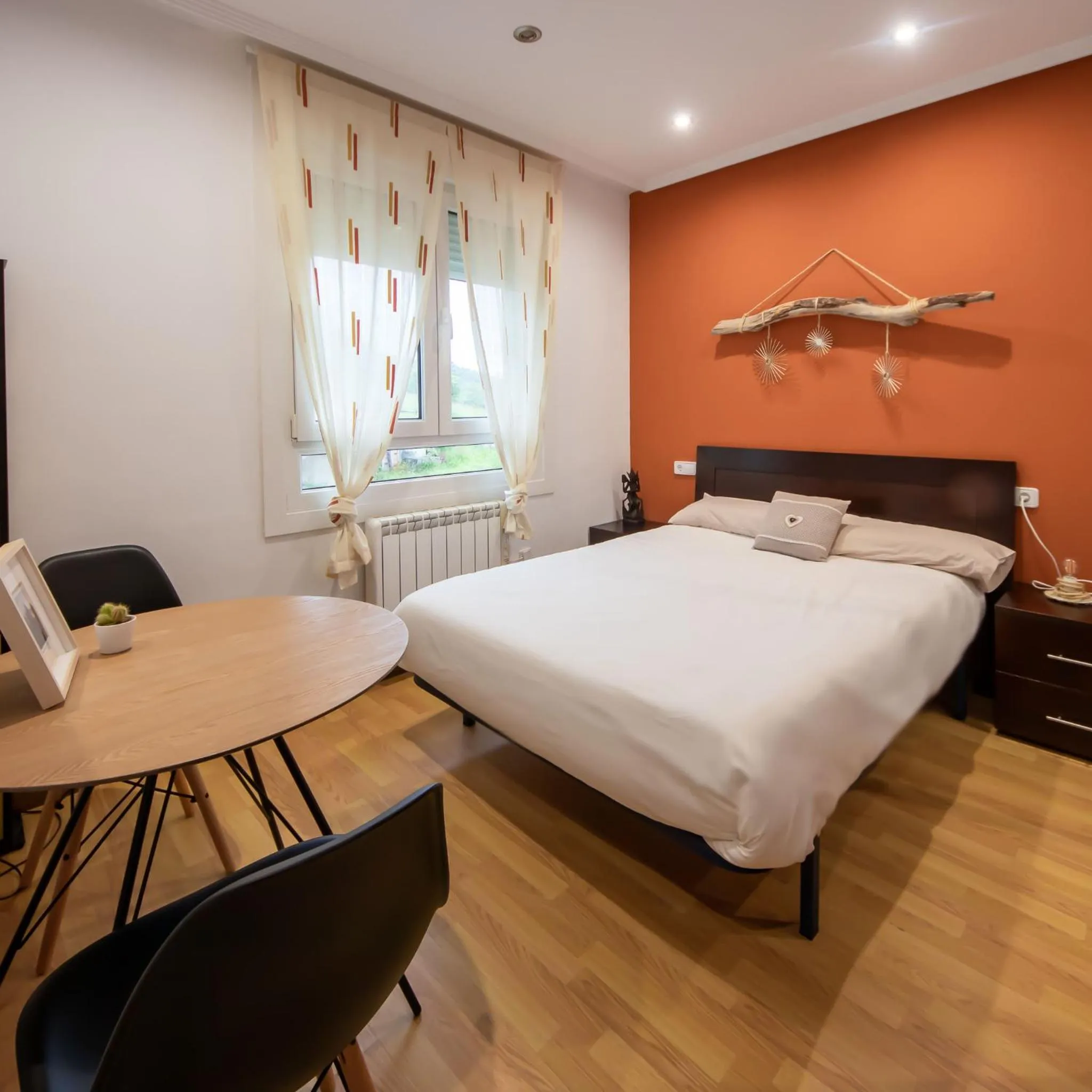 Bedroom, Bed in El Gato Gordo - bike & surf house