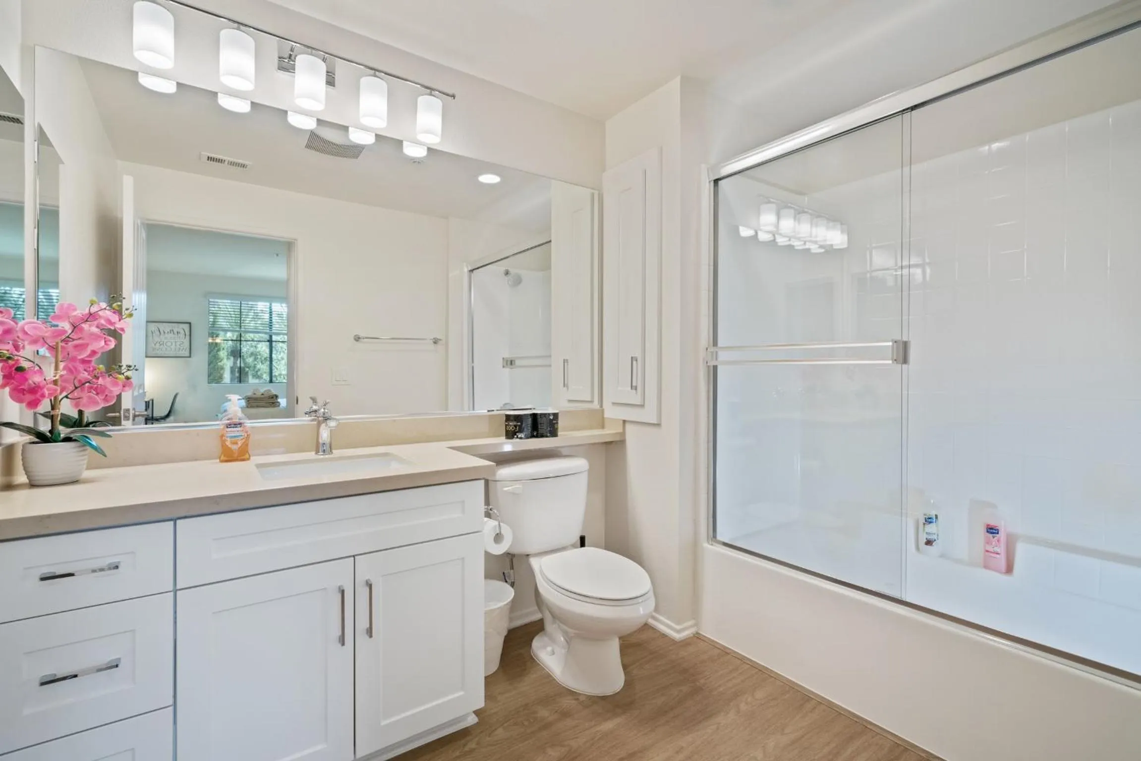 Luxury Irvine 2Bedrooms 2Bathrooms kitchen Pool apartment