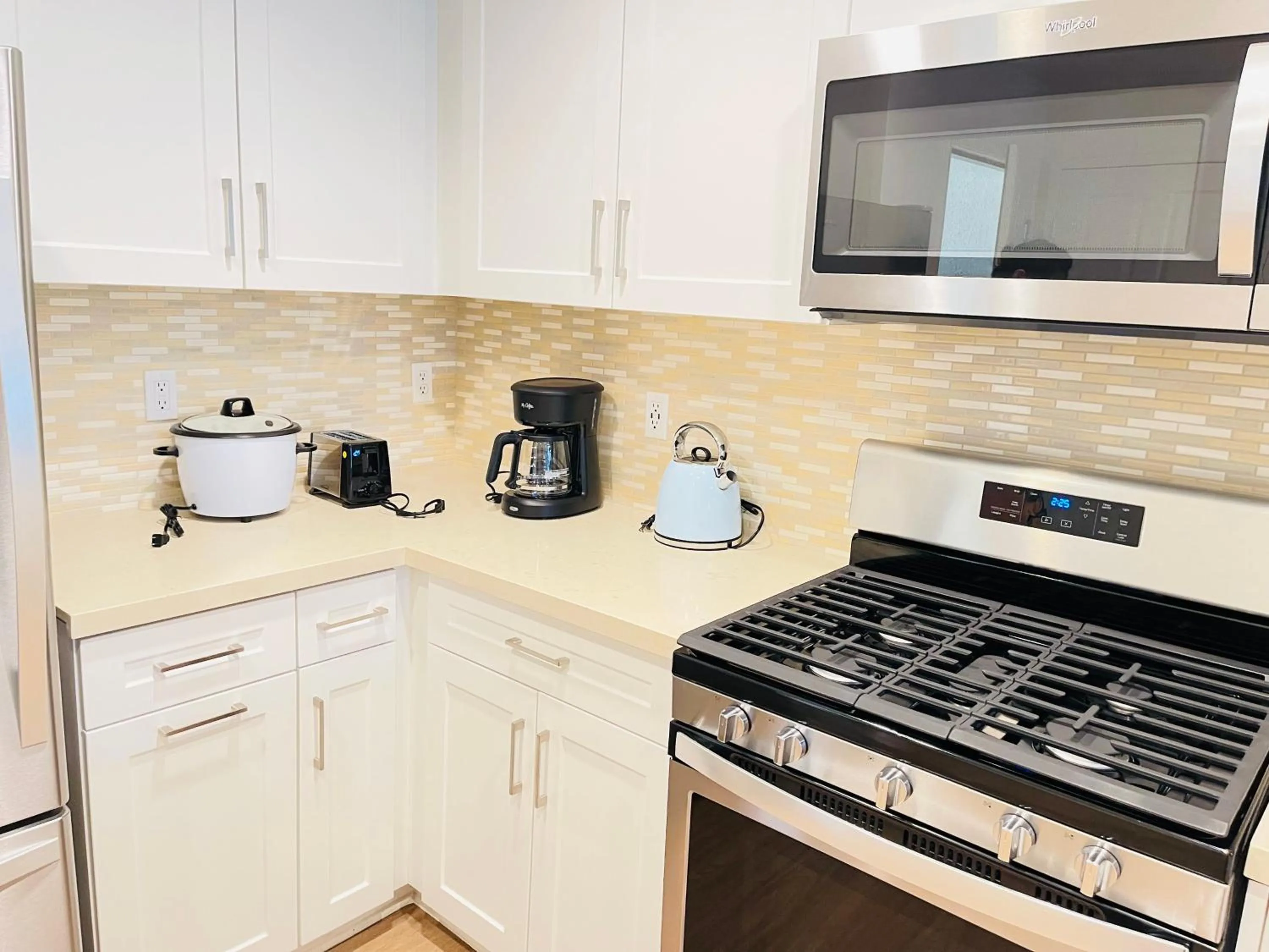 Luxury Irvine 2Bedrooms 2Bathrooms kitchen Pool apartment