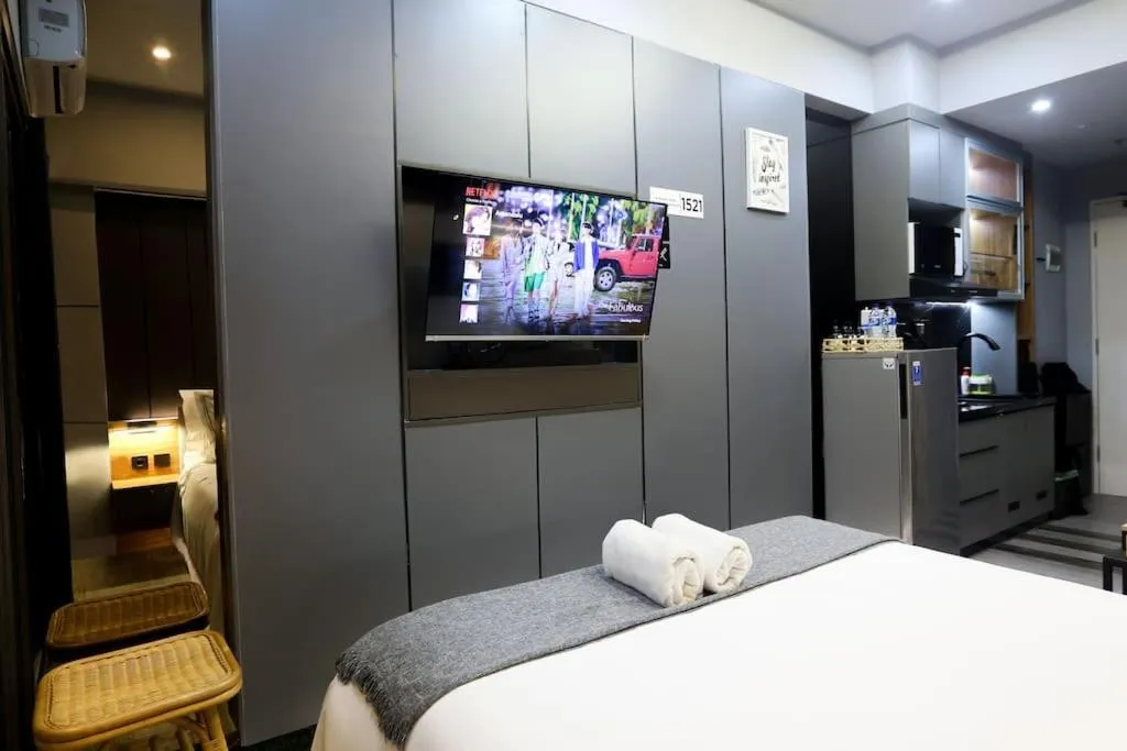 TV and multimedia, Bed in Amandalu at Orchard apartemen