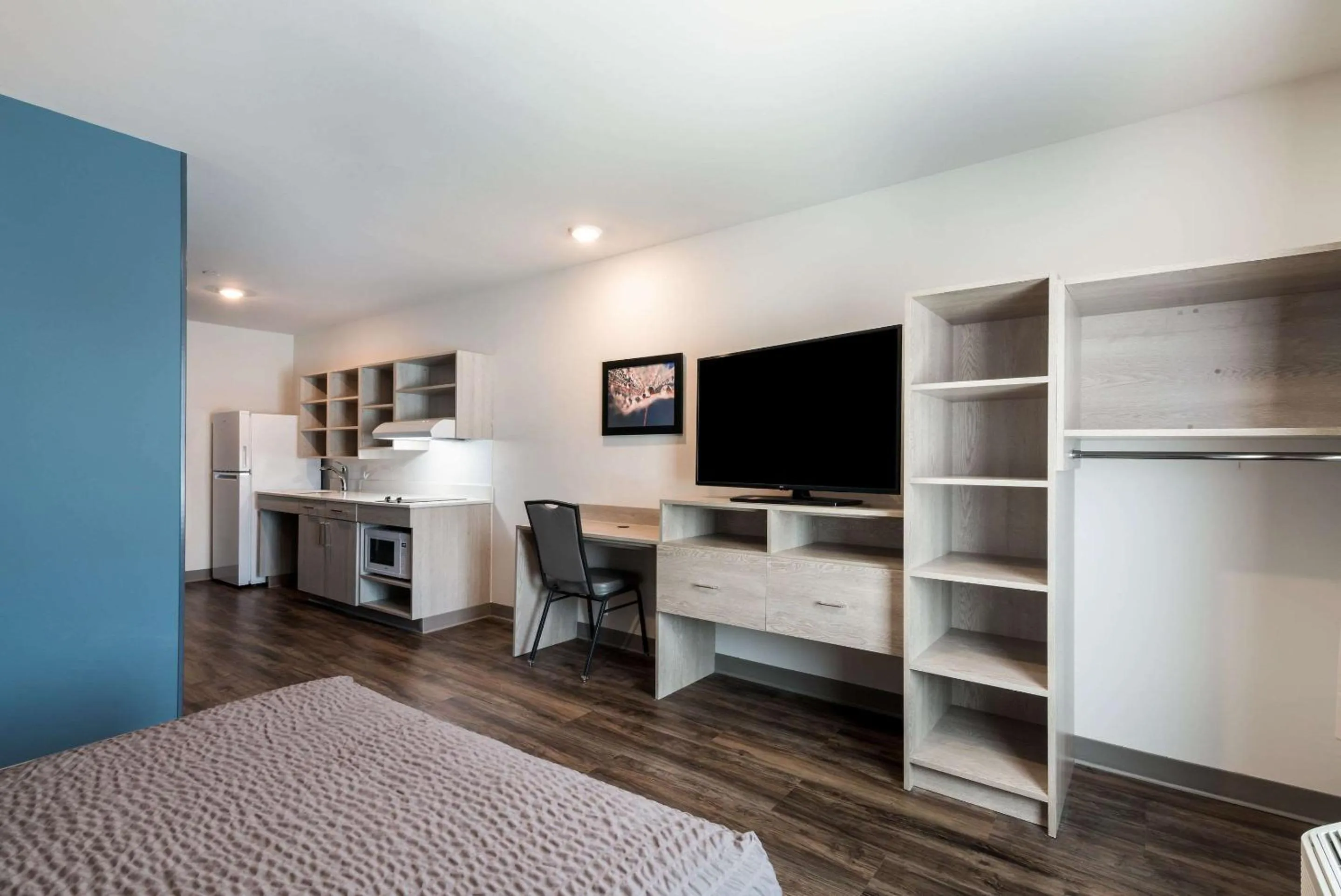 Bedroom, Bed in WoodSpring Suites Greensboro - High Point North