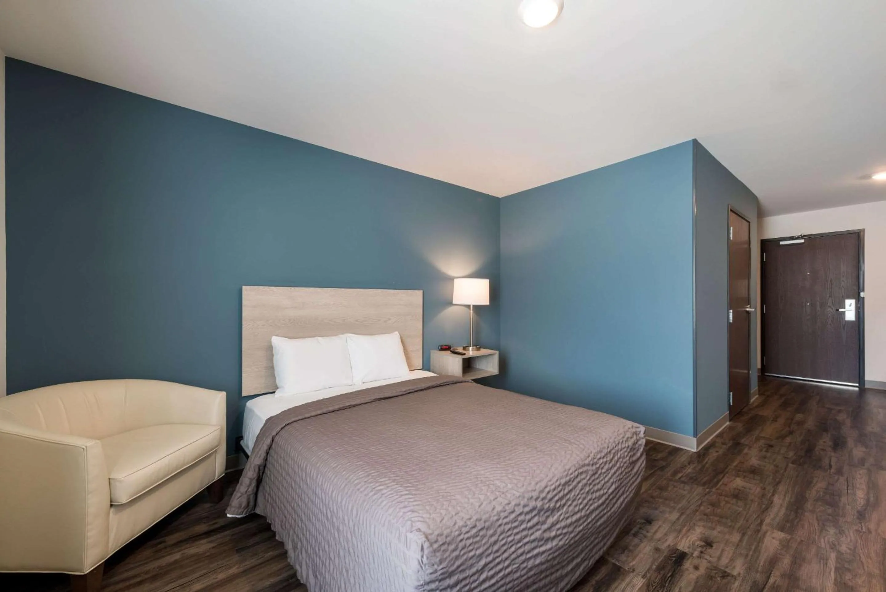 Bedroom, Bed in WoodSpring Suites Greensboro - High Point North