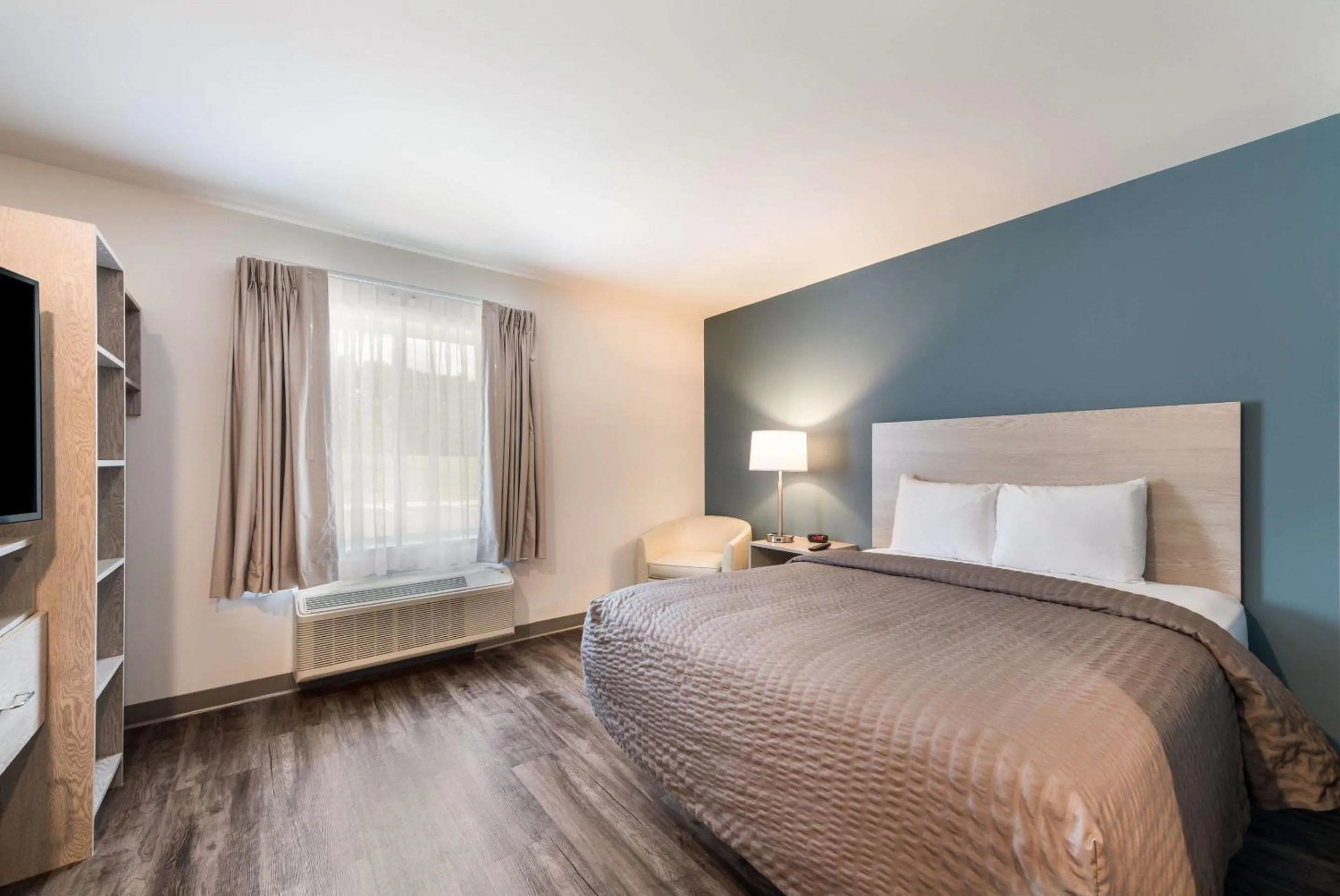 Bedroom, Bed in WoodSpring Suites Greensboro - High Point North