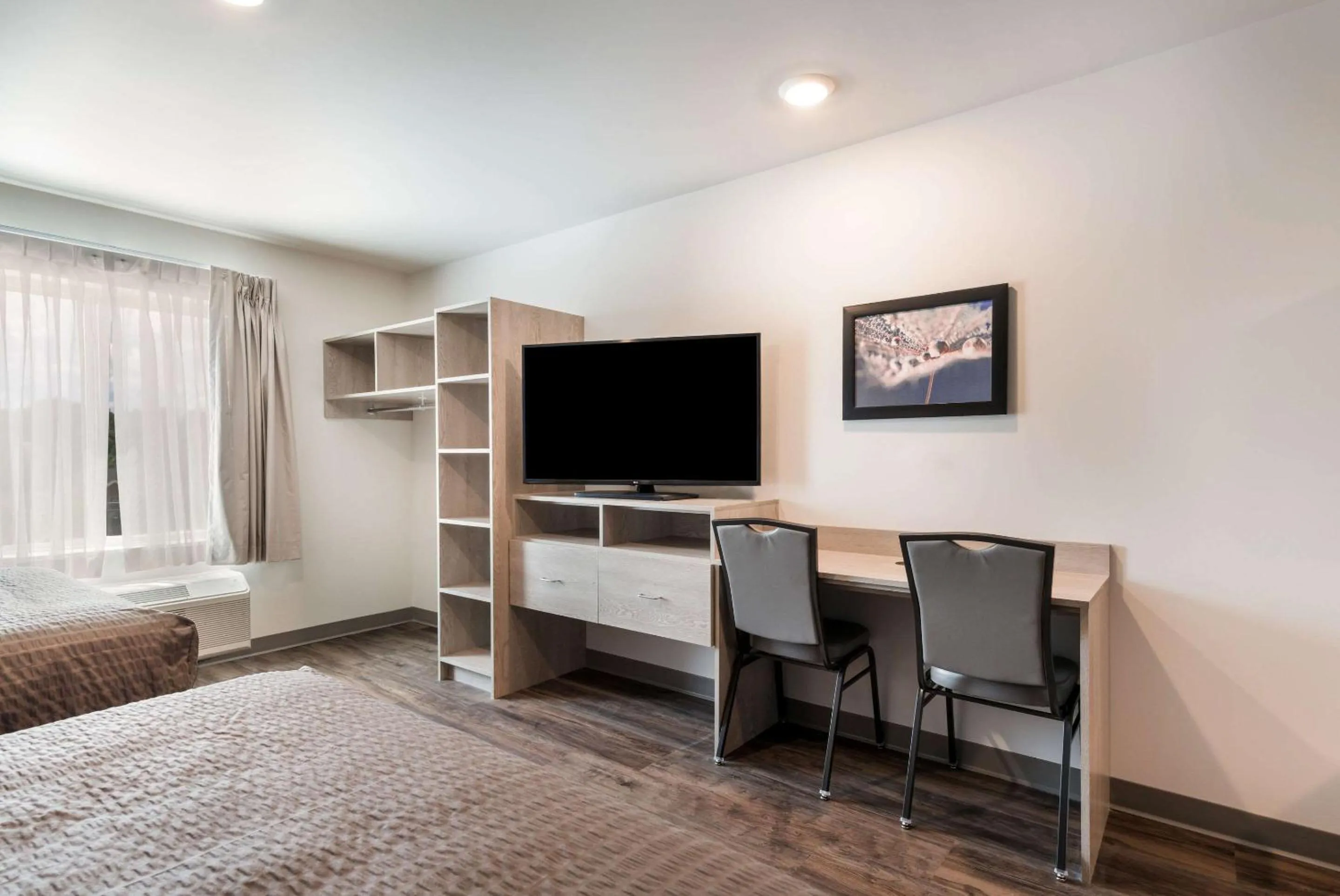 Bedroom, Bed in WoodSpring Suites Greensboro - High Point North