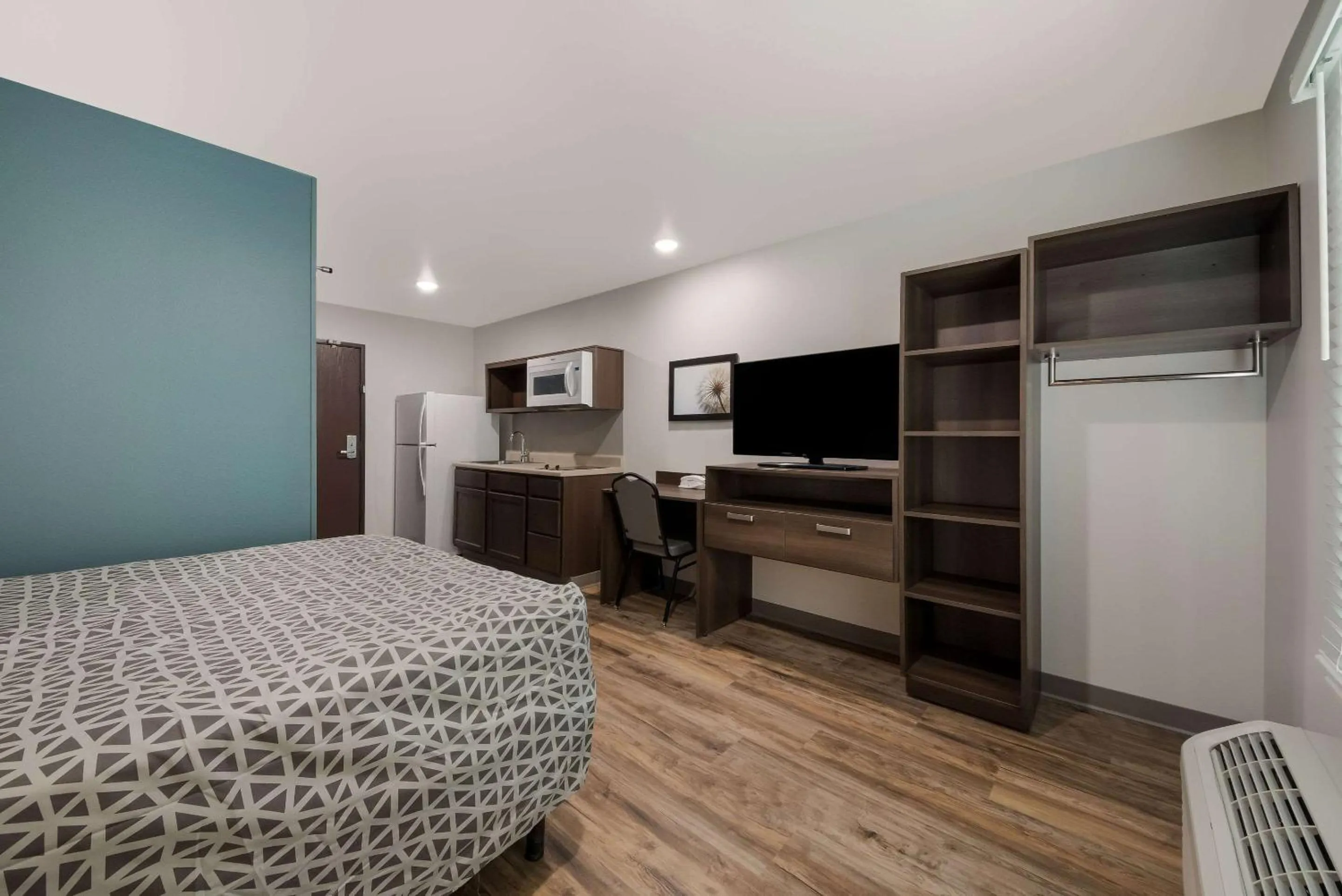 Bedroom, Bed in WoodSpring Suites San Antonio UTSA - Medical Center