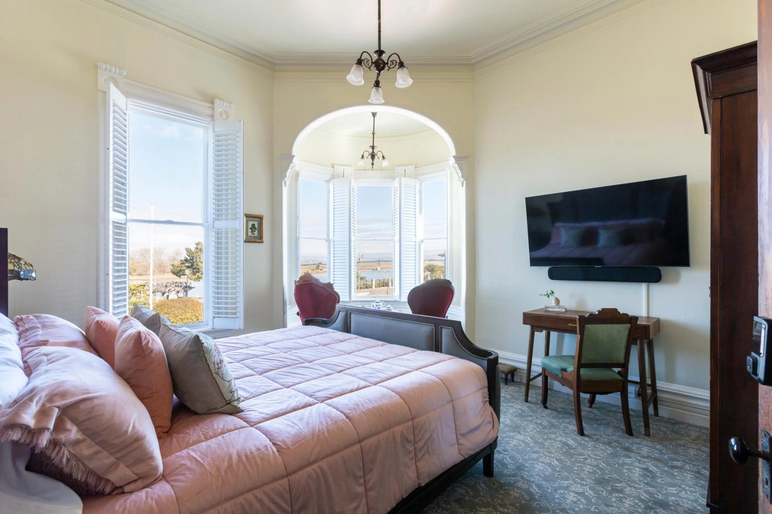 Photo of the whole room, Bed in Pinc Lady Mansion