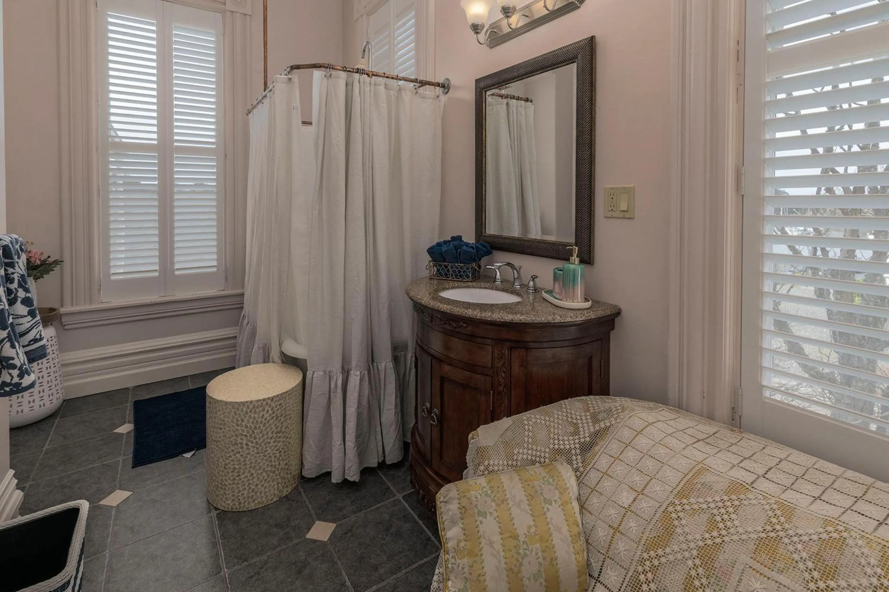 Bathroom, Bed in Pinc Lady Mansion