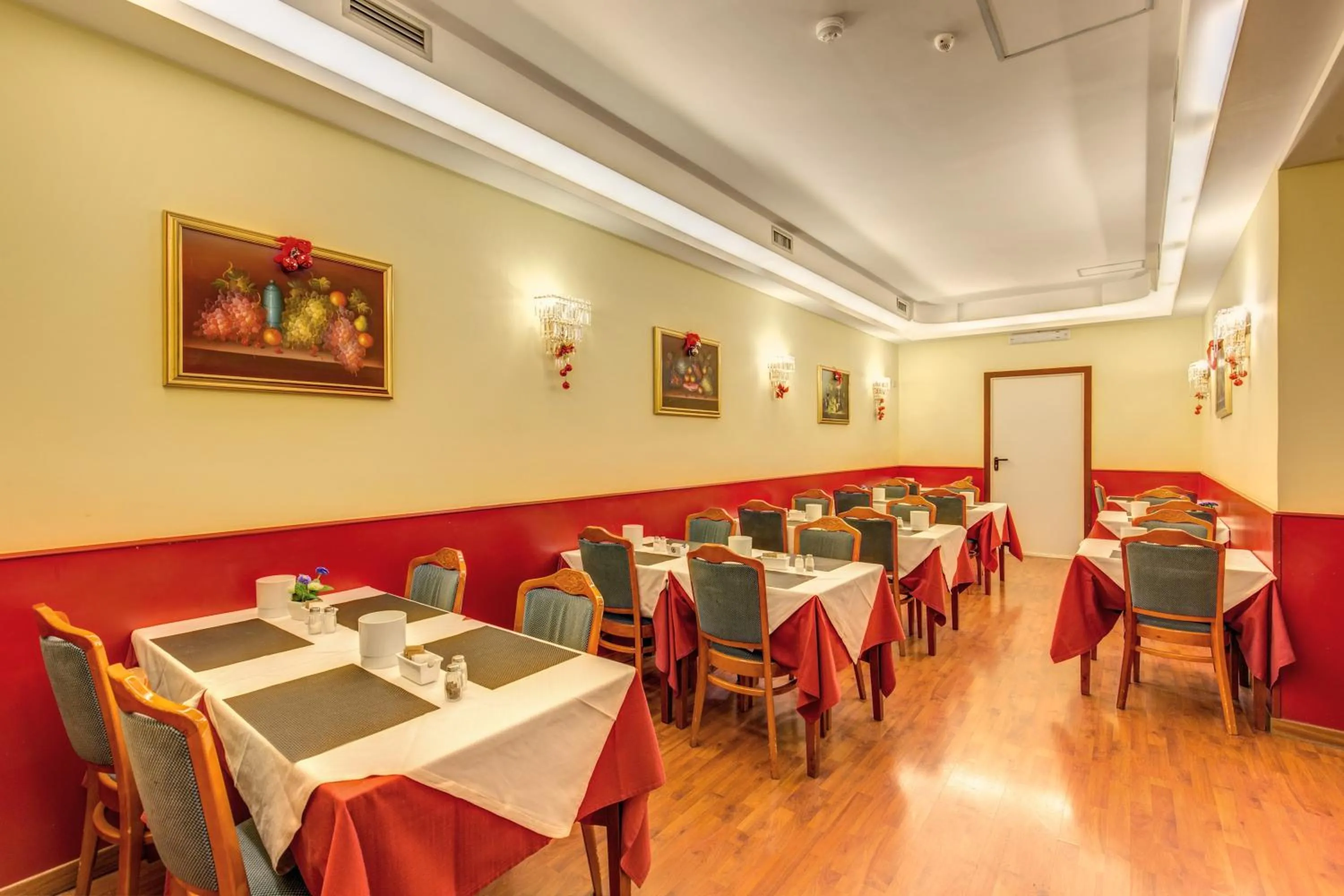 Restaurant/places to eat in Hotel Impero