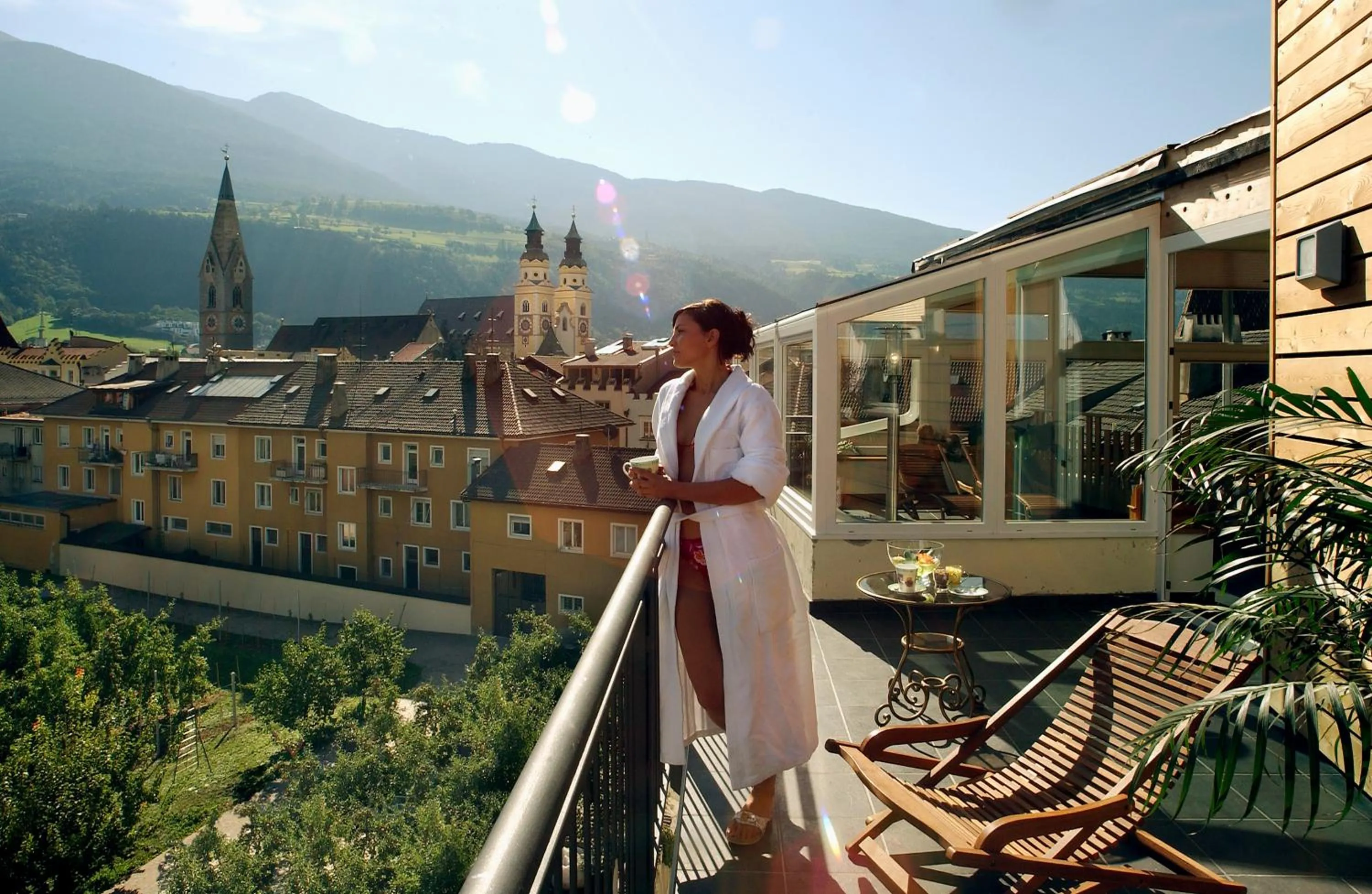 People in KRONE eat drink stay