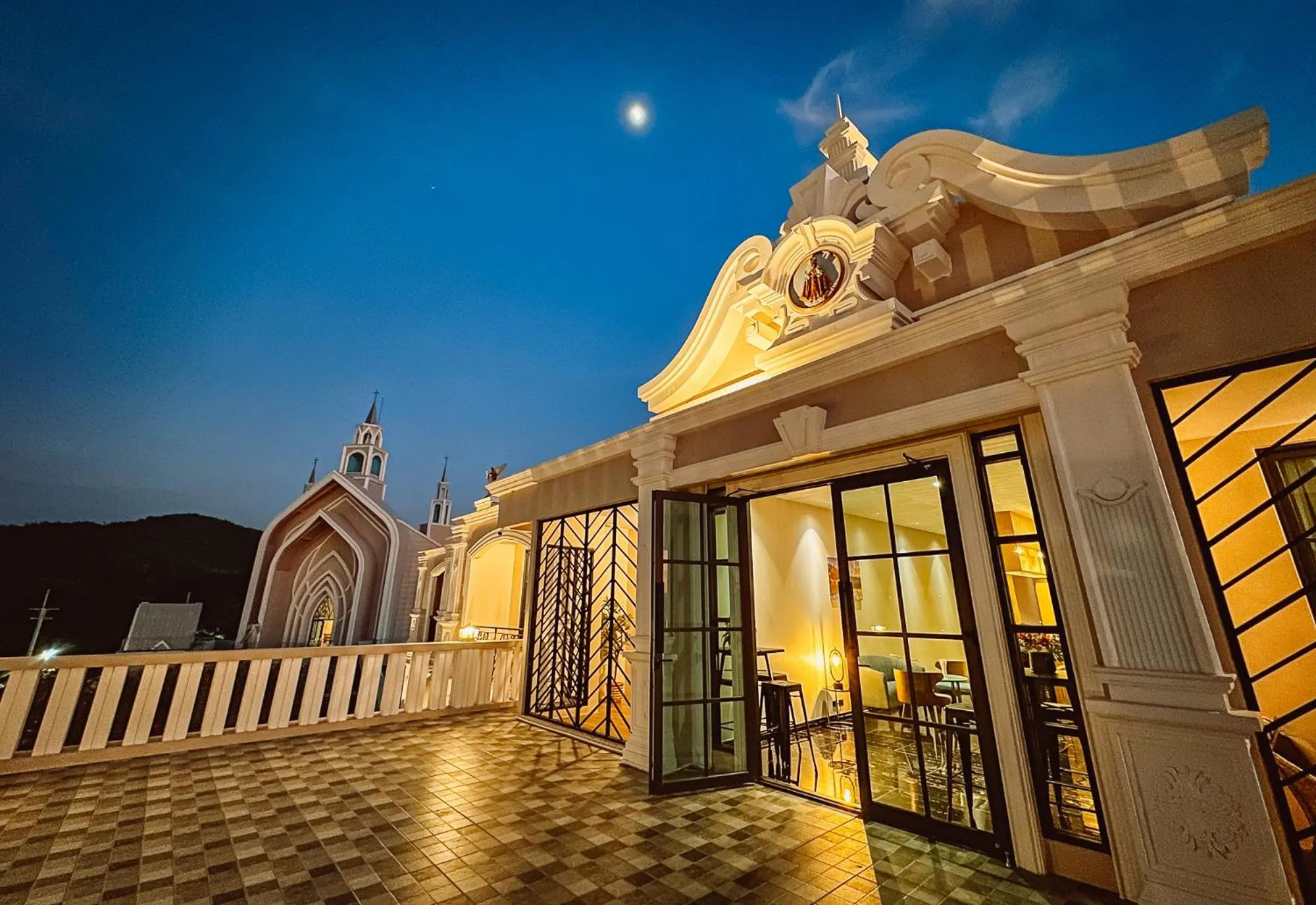 Balcony/Terrace in Grand Lord Hotel & Residence - Khao chi chan Pattaya