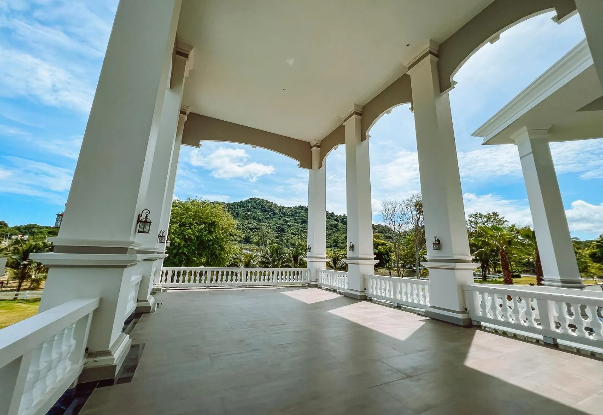 Property building in Grand Lord Hotel & Residence - Khao chi chan Pattaya