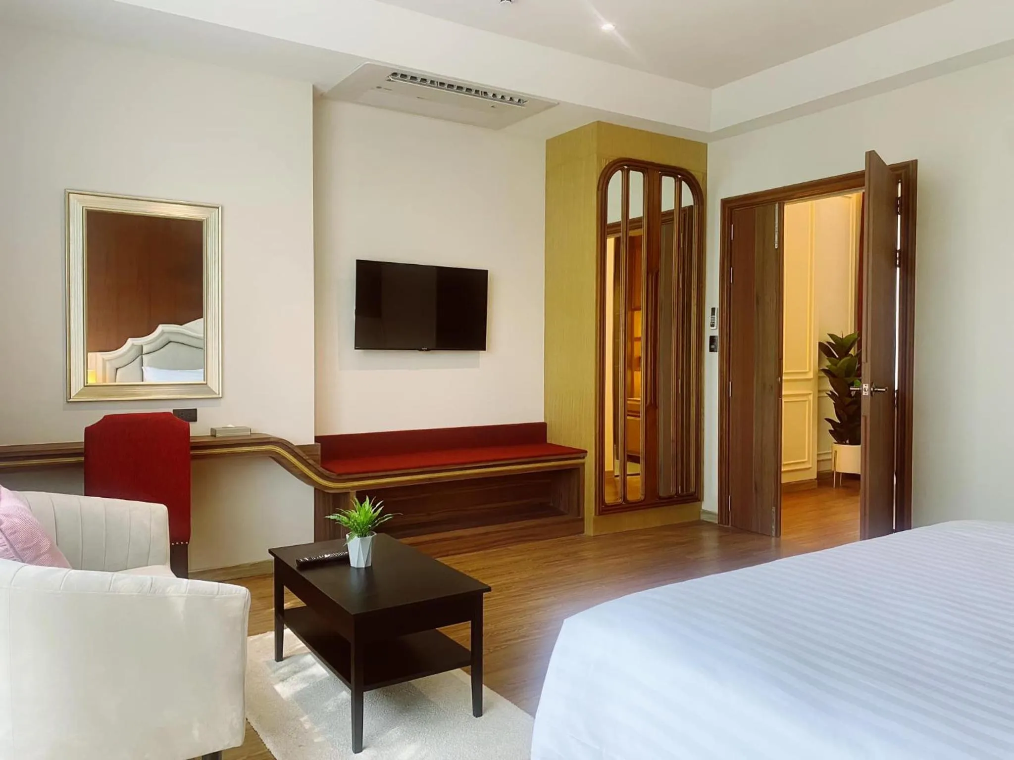 Bedroom, Bed in Grand Lord Hotel & Residence - Khao chi chan Pattaya
