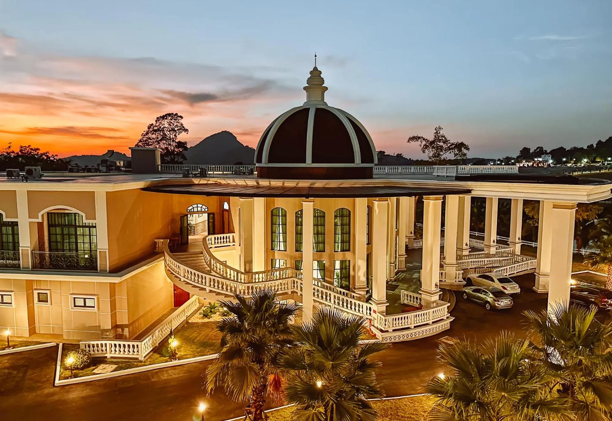 Property building in Grand Lord Hotel & Residence - Khao chi chan Pattaya