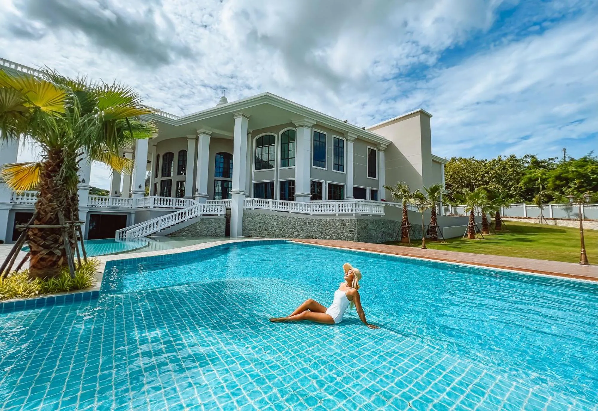 Swimming pool in Grand Lord Hotel & Residence - Khao chi chan Pattaya