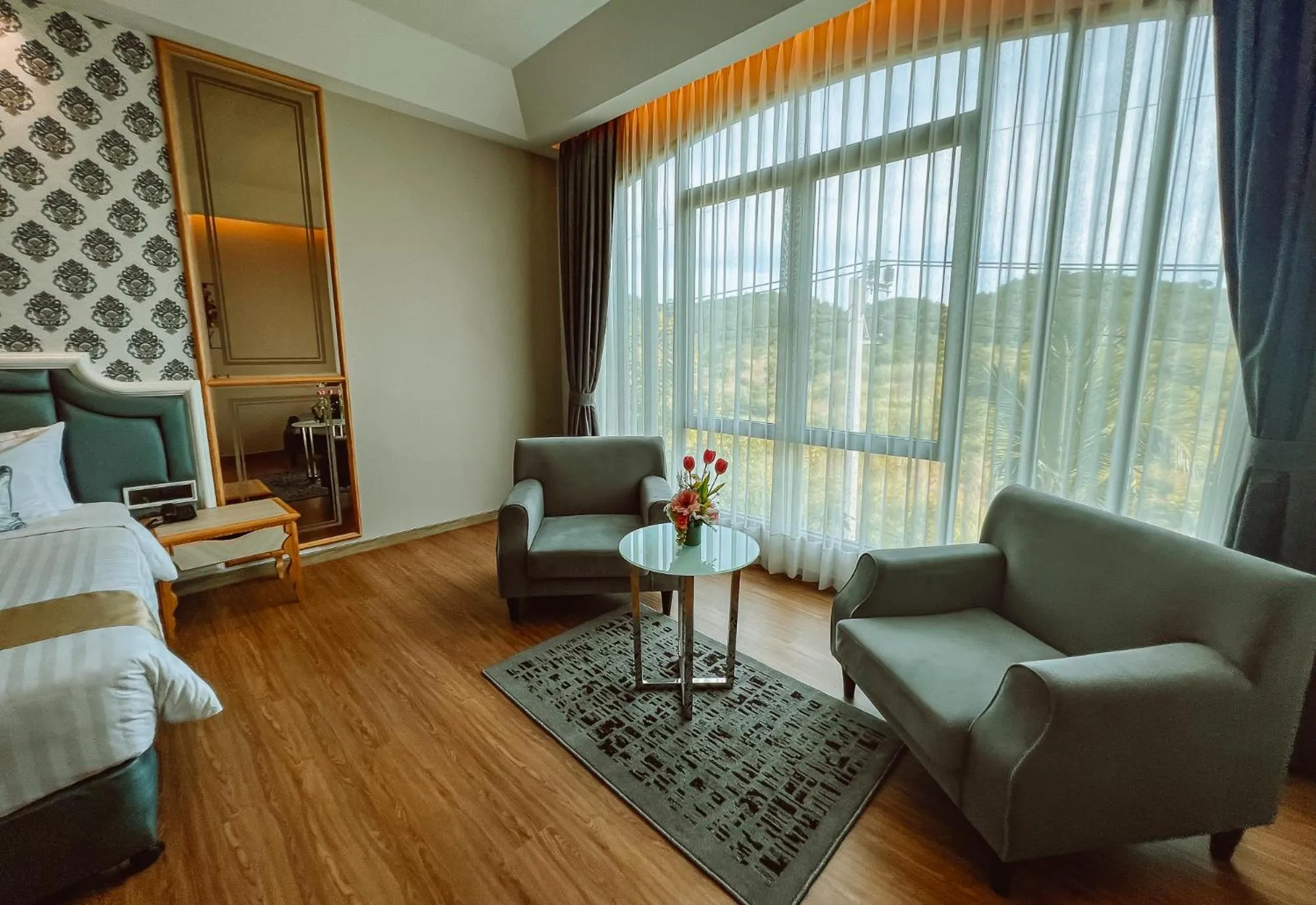 Seating area, Bed in Grand Lord Hotel & Residence - Khao chi chan Pattaya