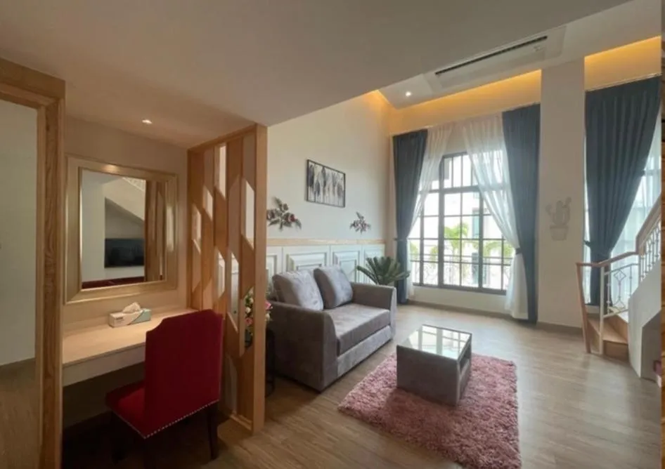 Living room, Bed in Grand Lord Hotel & Residence - Khao chi chan Pattaya