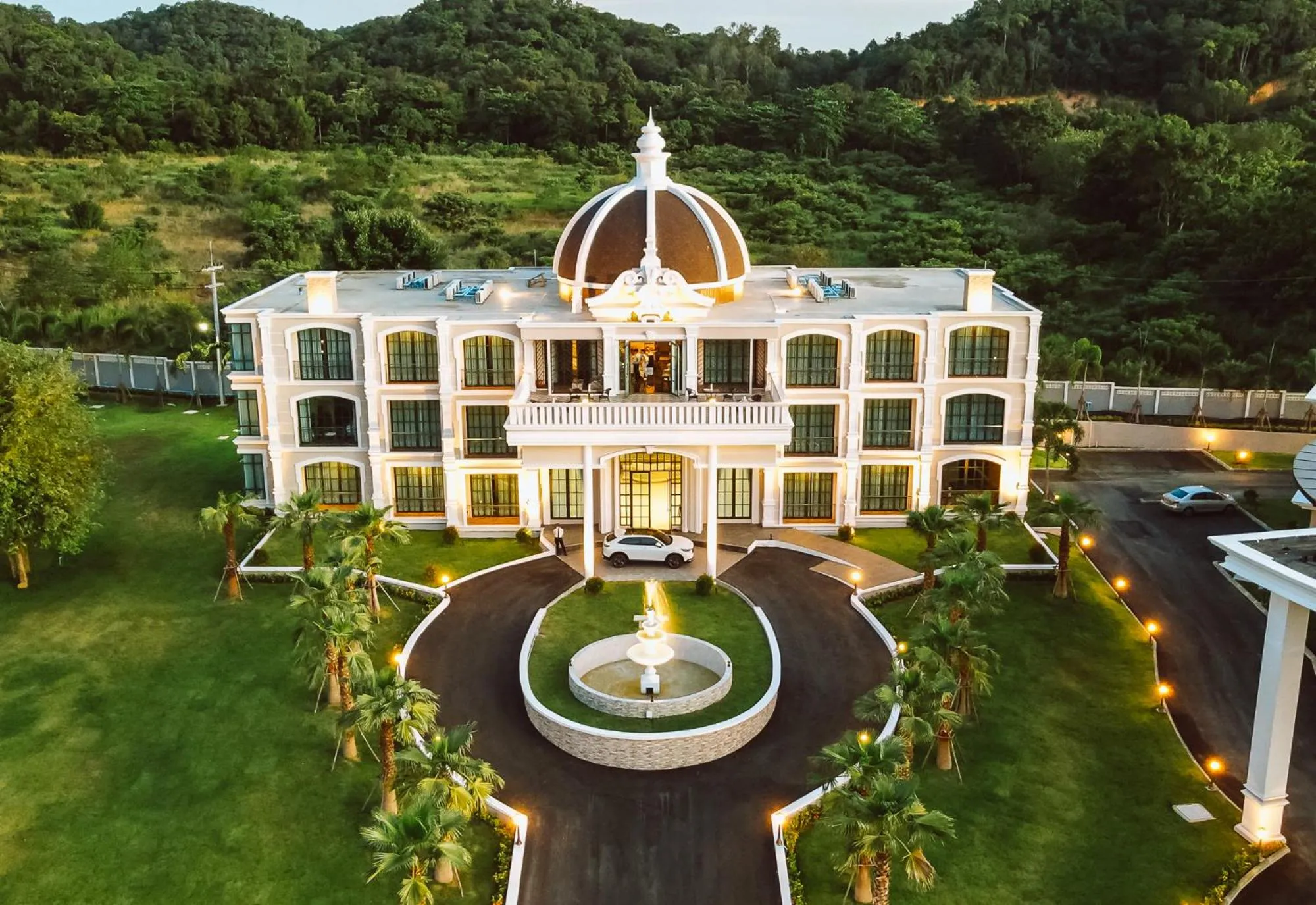 Property building in Grand Lord Hotel & Residence - Khao chi chan Pattaya