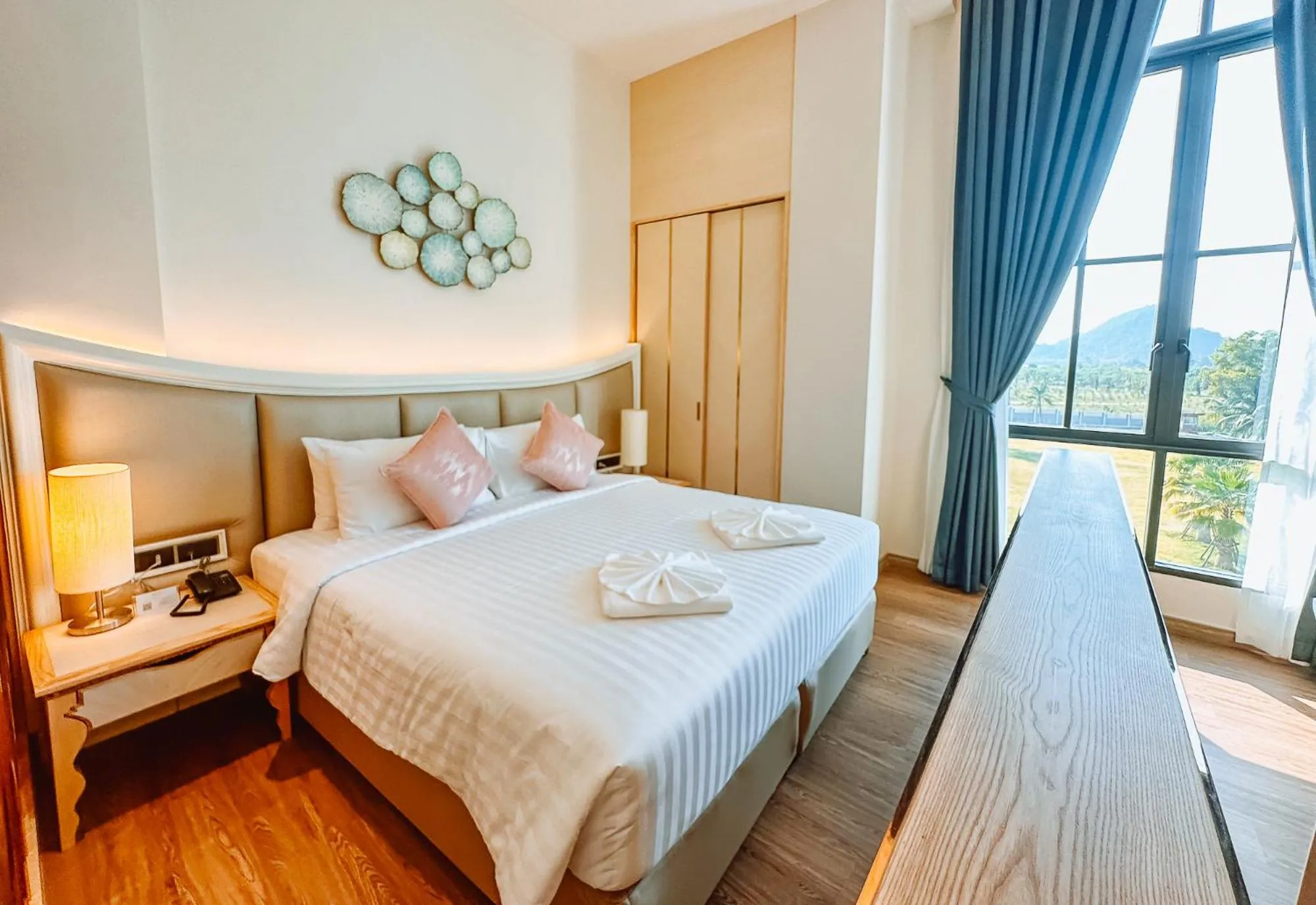 Bedroom, Bed in Grand Lord Hotel & Residence - Khao chi chan Pattaya