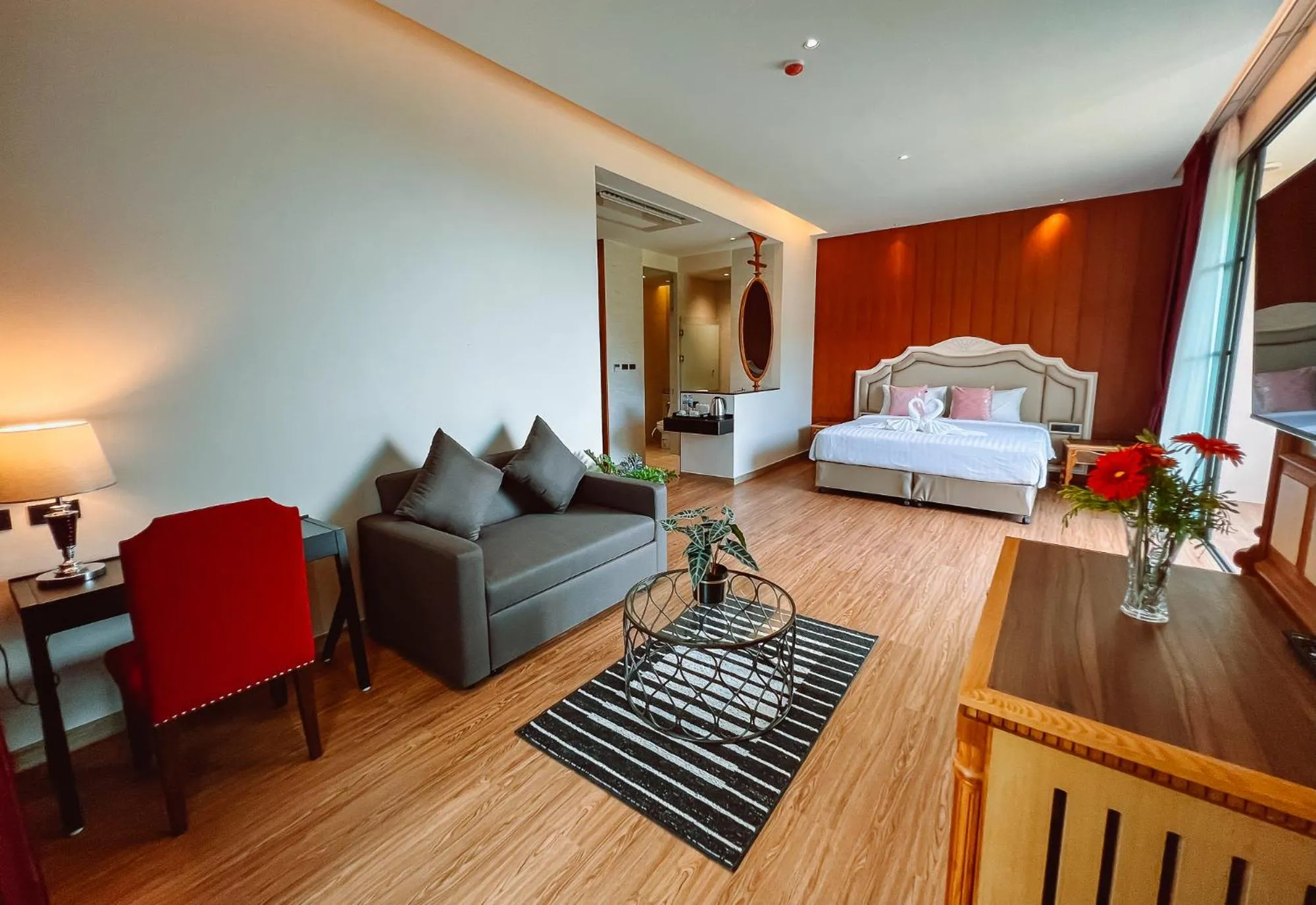 Photo of the whole room, Bed in Grand Lord Hotel & Residence - Khao chi chan Pattaya