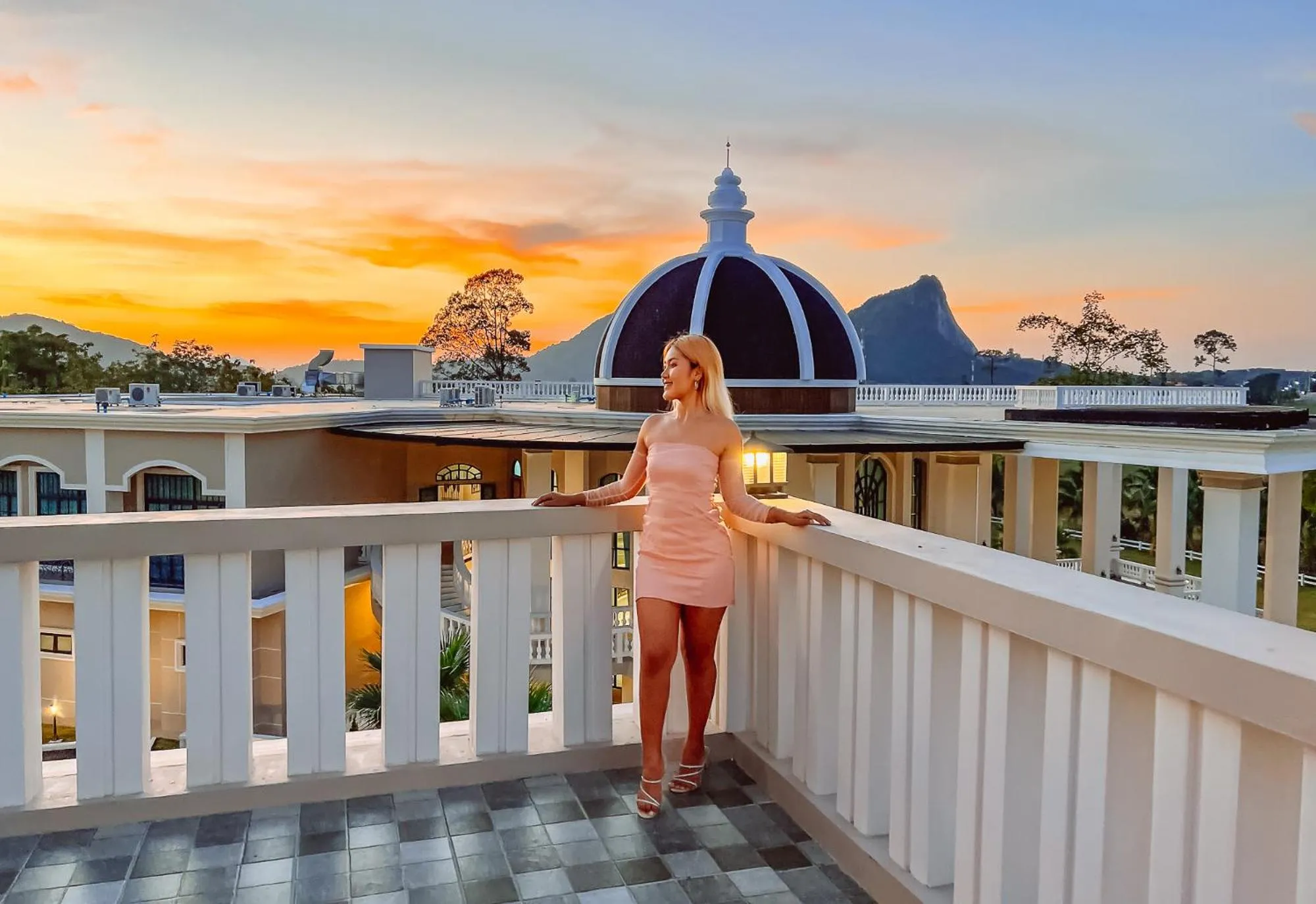Balcony/Terrace in Grand Lord Hotel & Residence - Khao chi chan Pattaya