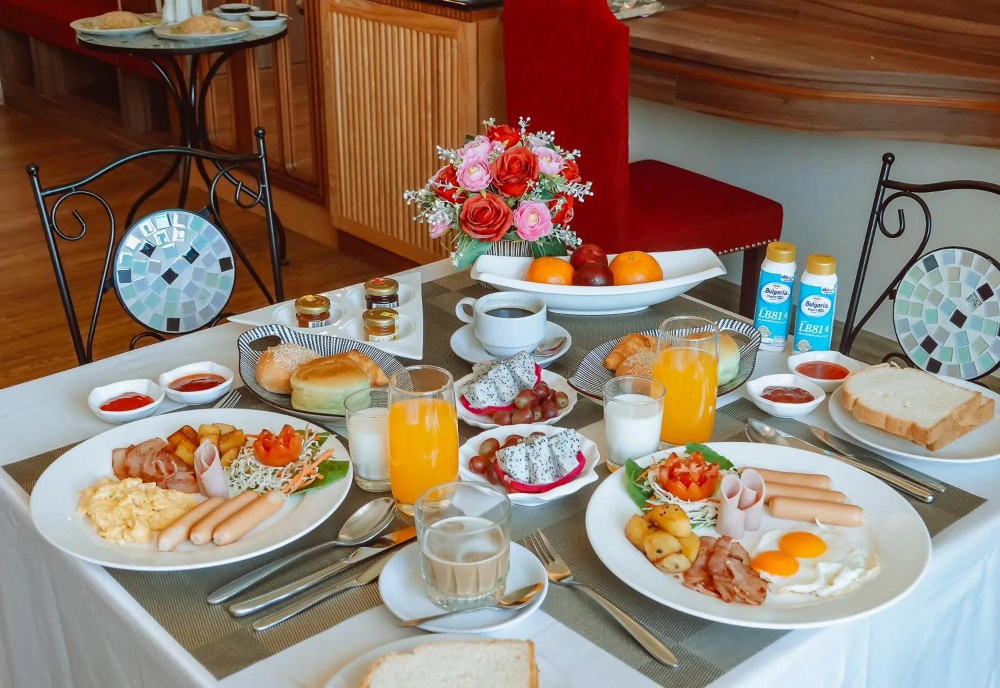 Food and drinks in Grand Lord Hotel & Residence - Khao chi chan Pattaya