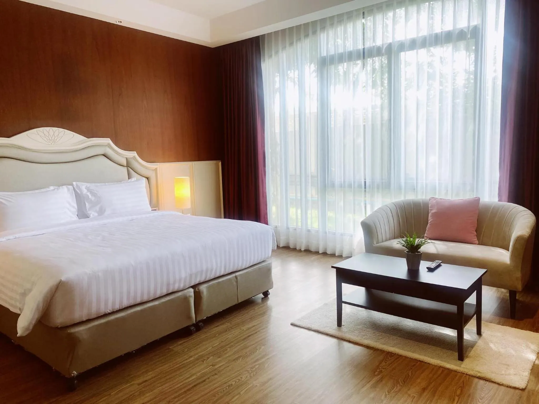 Bedroom, Bed in Grand Lord Hotel & Residence - Khao chi chan Pattaya