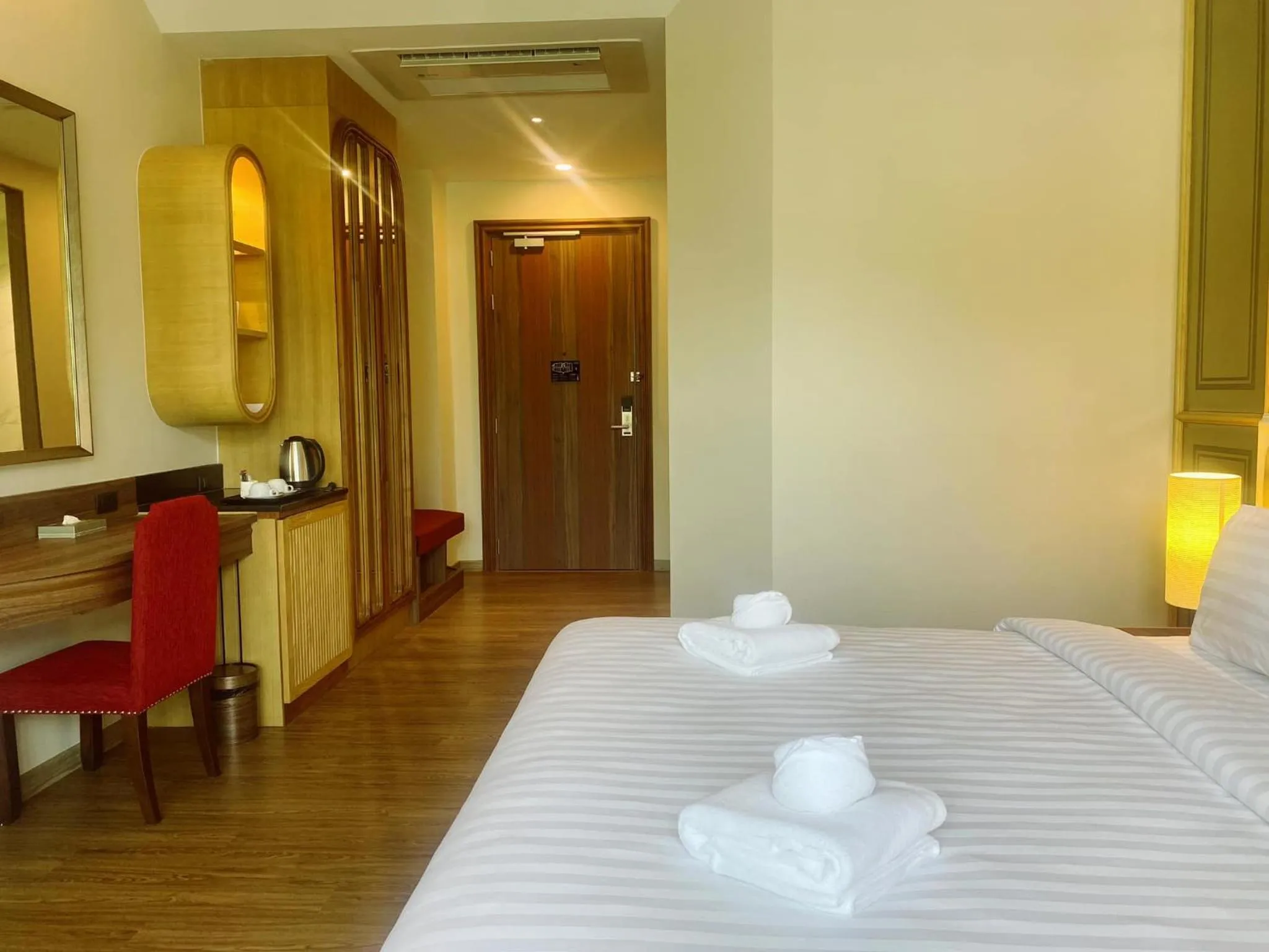 Bedroom, Bed in Grand Lord Hotel & Residence - Khao chi chan Pattaya