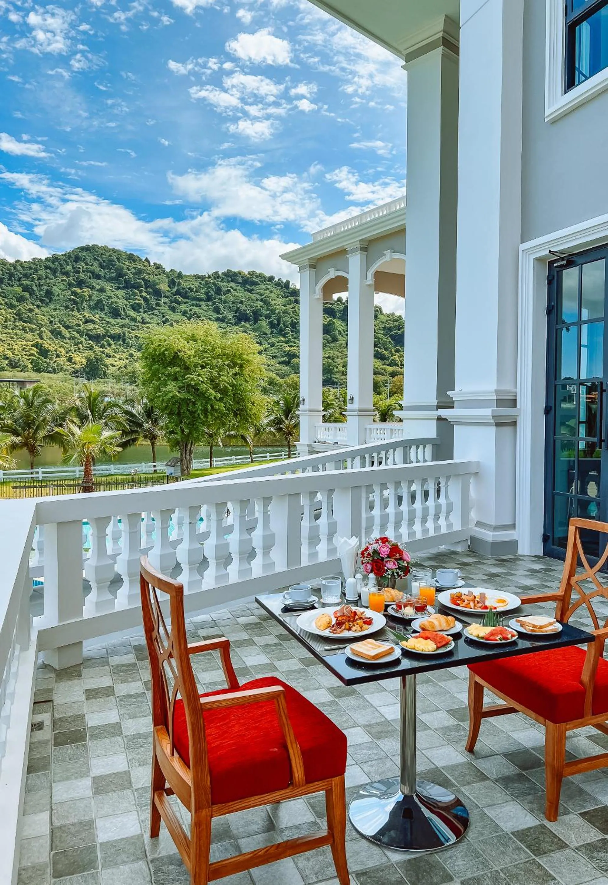 Restaurant/places to eat in Grand Lord Hotel & Residence - Khao chi chan Pattaya