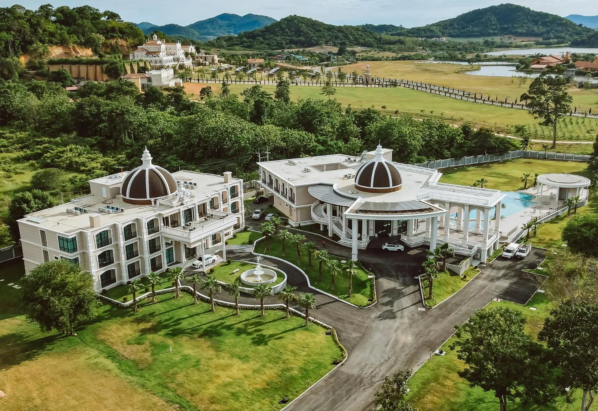 Property building in Grand Lord Hotel & Residence - Khao chi chan Pattaya