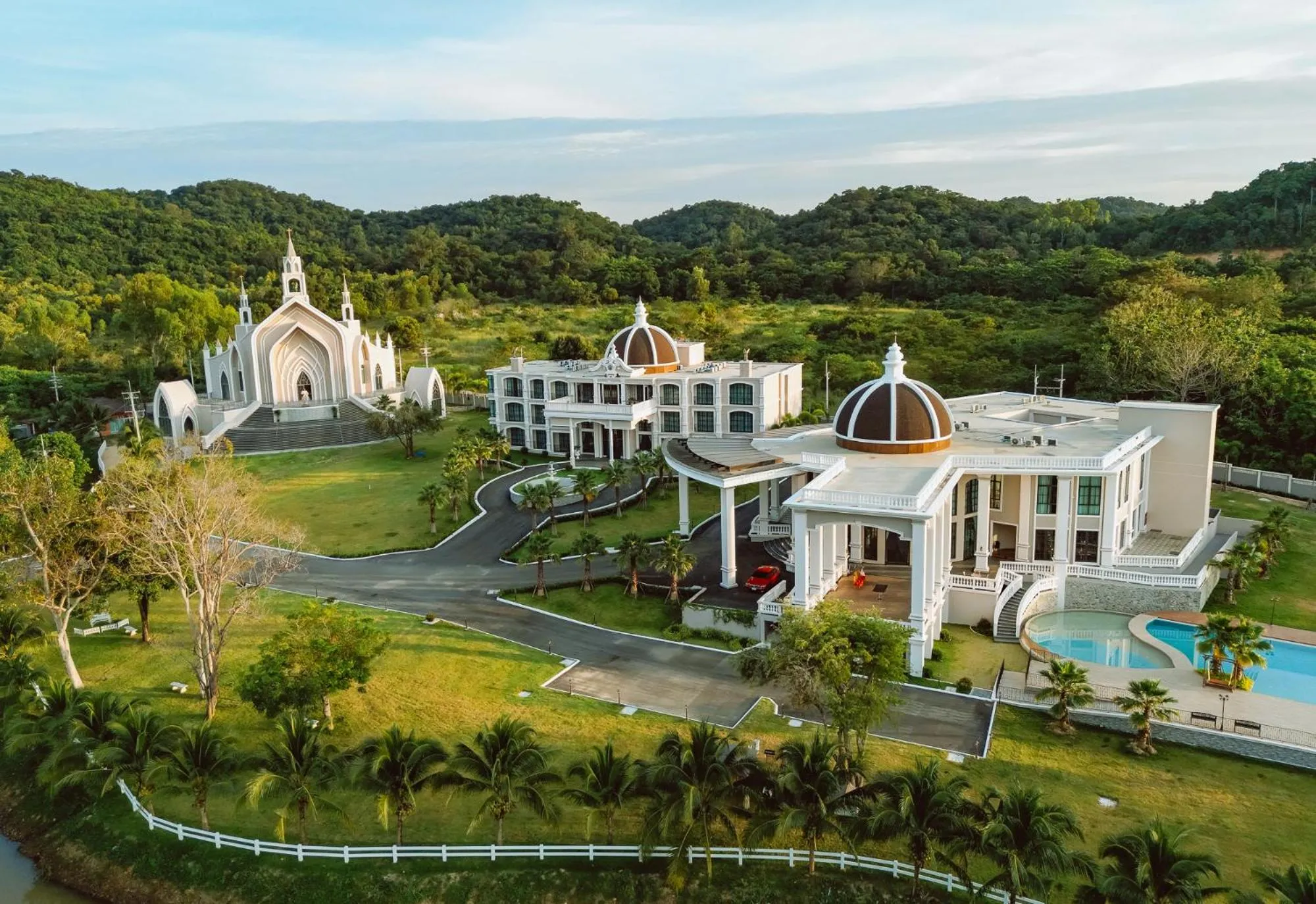 Property building in Grand Lord Hotel & Residence - Khao chi chan Pattaya