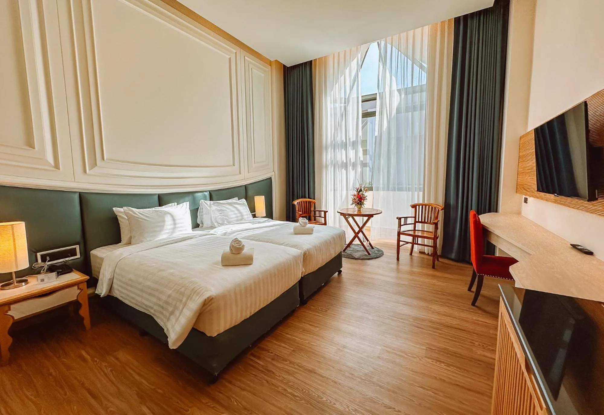 Photo of the whole room, Bed in Grand Lord Hotel & Residence - Khao chi chan Pattaya