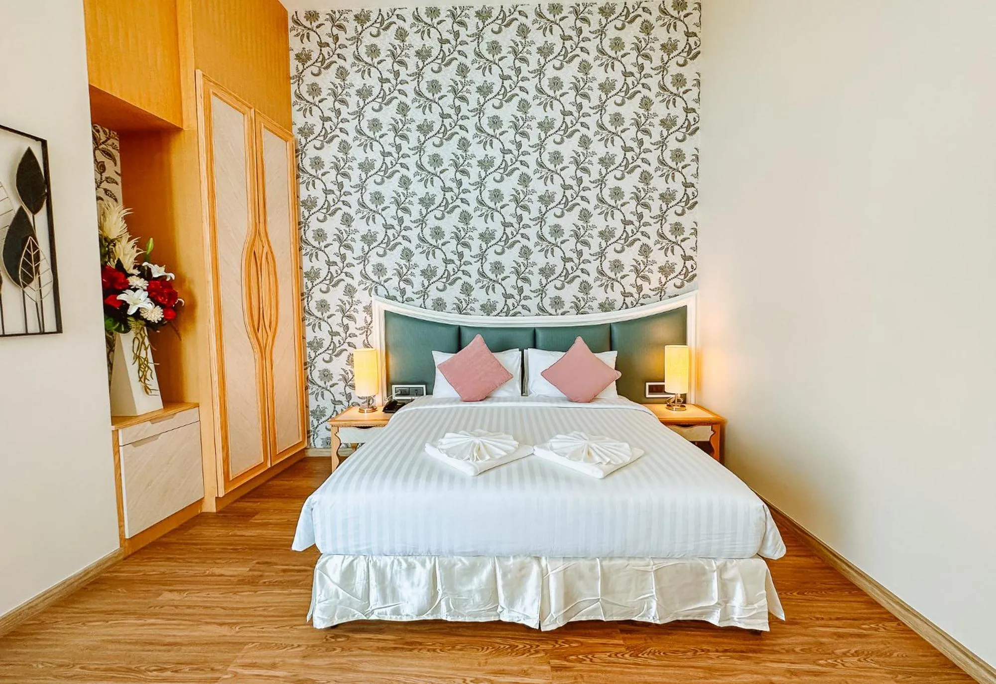 Bedroom, Bed in Grand Lord Hotel & Residence - Khao chi chan Pattaya