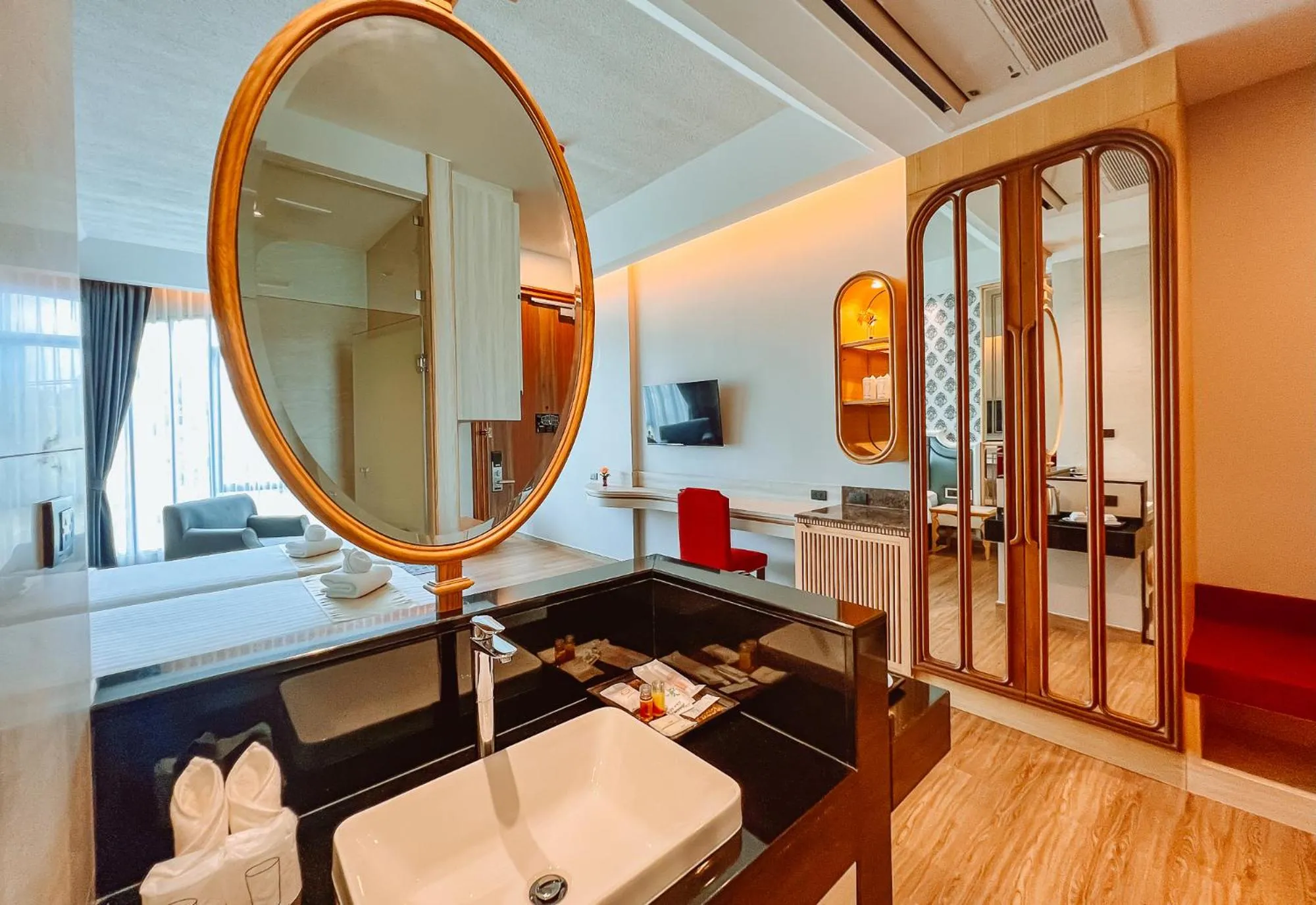 Guests in Grand Lord Hotel & Residence - Khao chi chan Pattaya