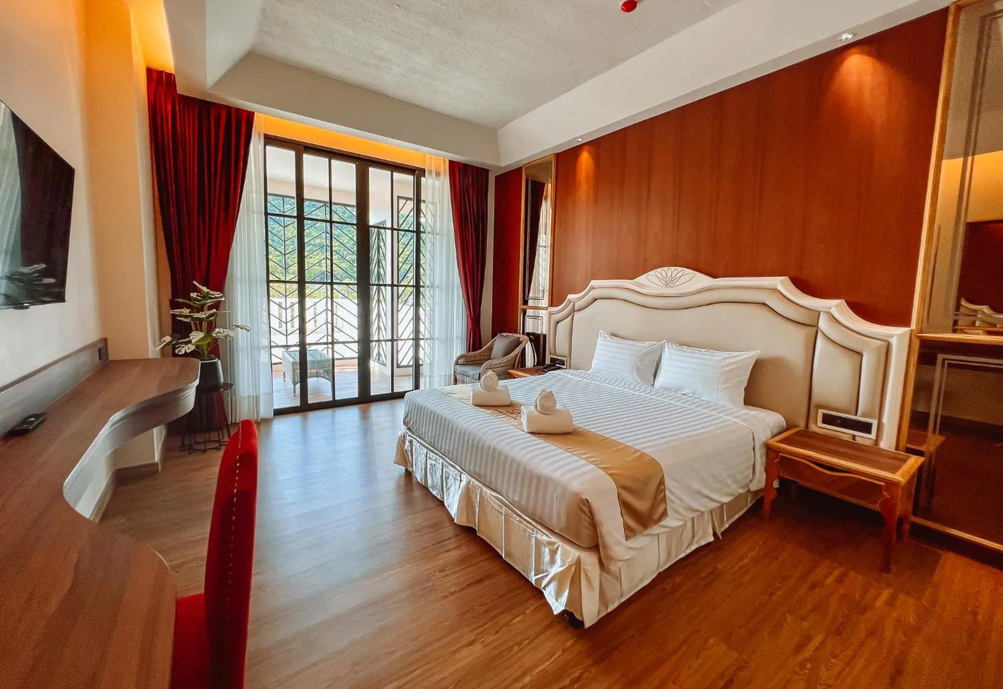 Bedroom, Bed in Grand Lord Hotel & Residence - Khao chi chan Pattaya