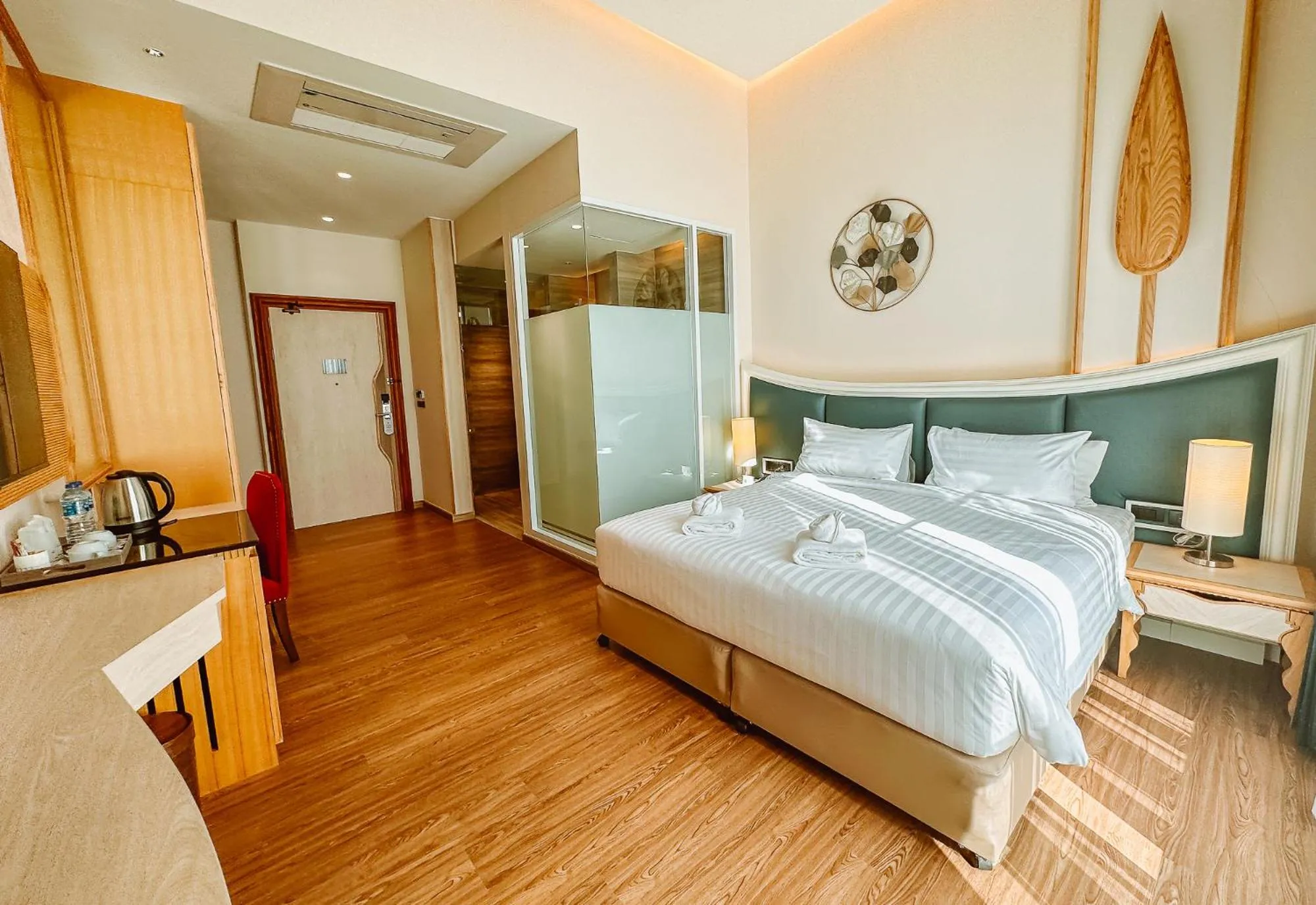 Photo of the whole room, Bed in Grand Lord Hotel & Residence - Khao chi chan Pattaya