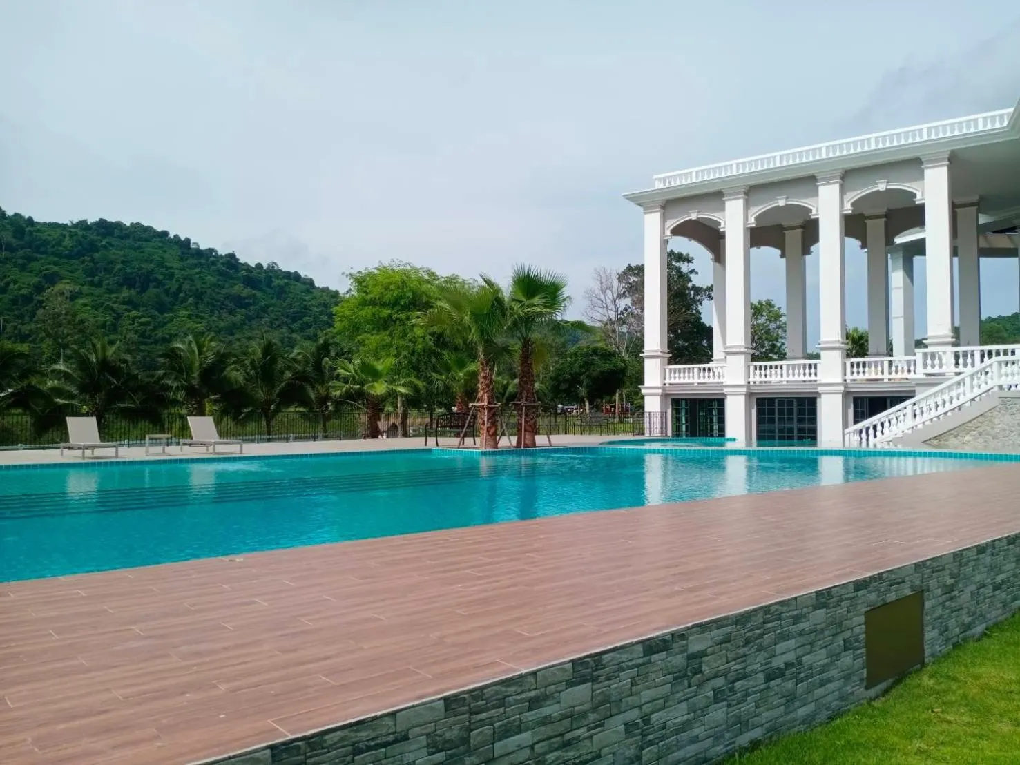 Swimming pool in Grand Lord Hotel & Residence - Khao chi chan Pattaya