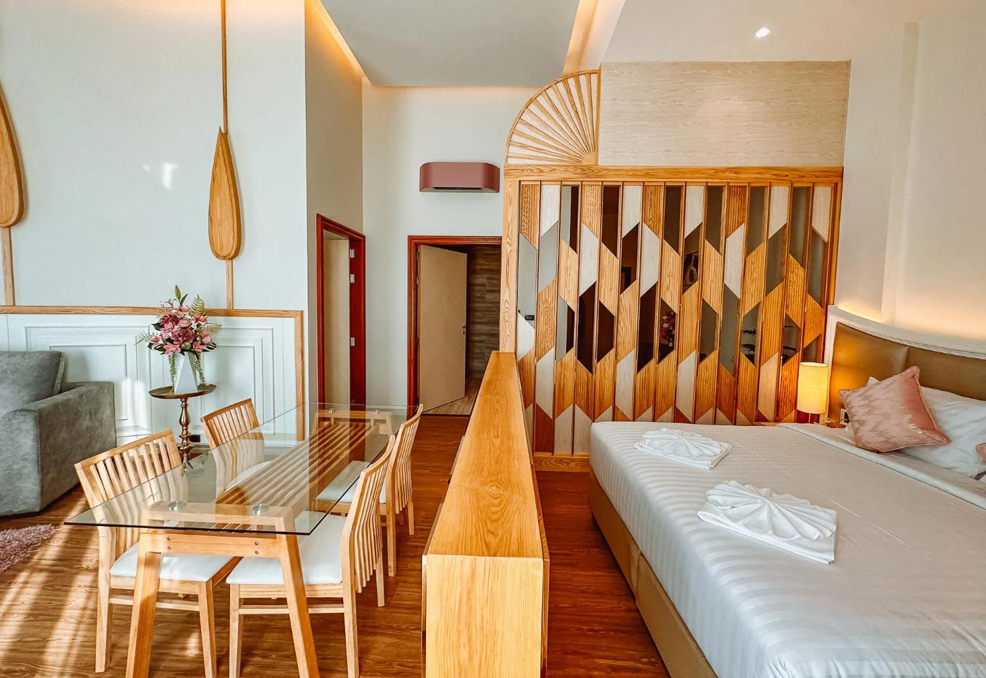 Dining area, Bed in Grand Lord Hotel & Residence - Khao chi chan Pattaya