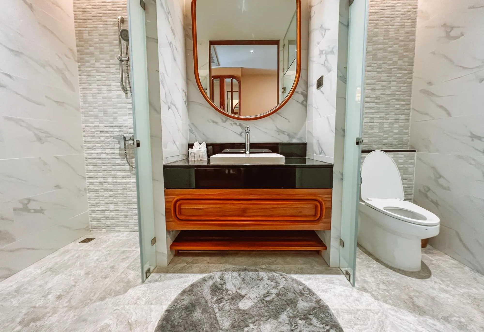 Bathroom in Grand Lord Hotel & Residence - Khao chi chan Pattaya