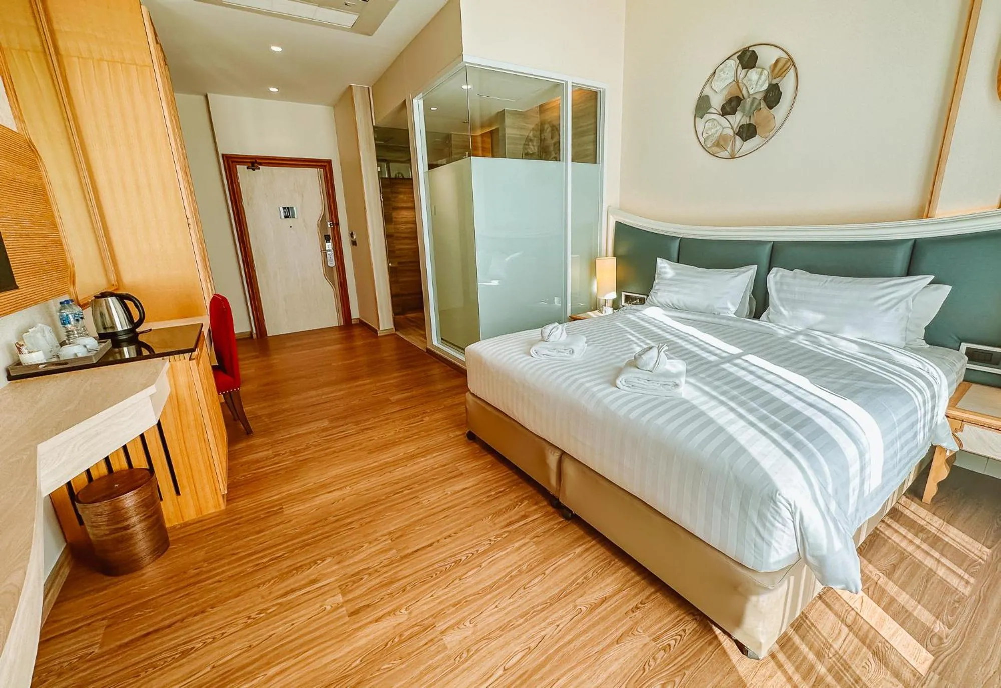 Photo of the whole room, Bed in Grand Lord Hotel & Residence - Khao chi chan Pattaya