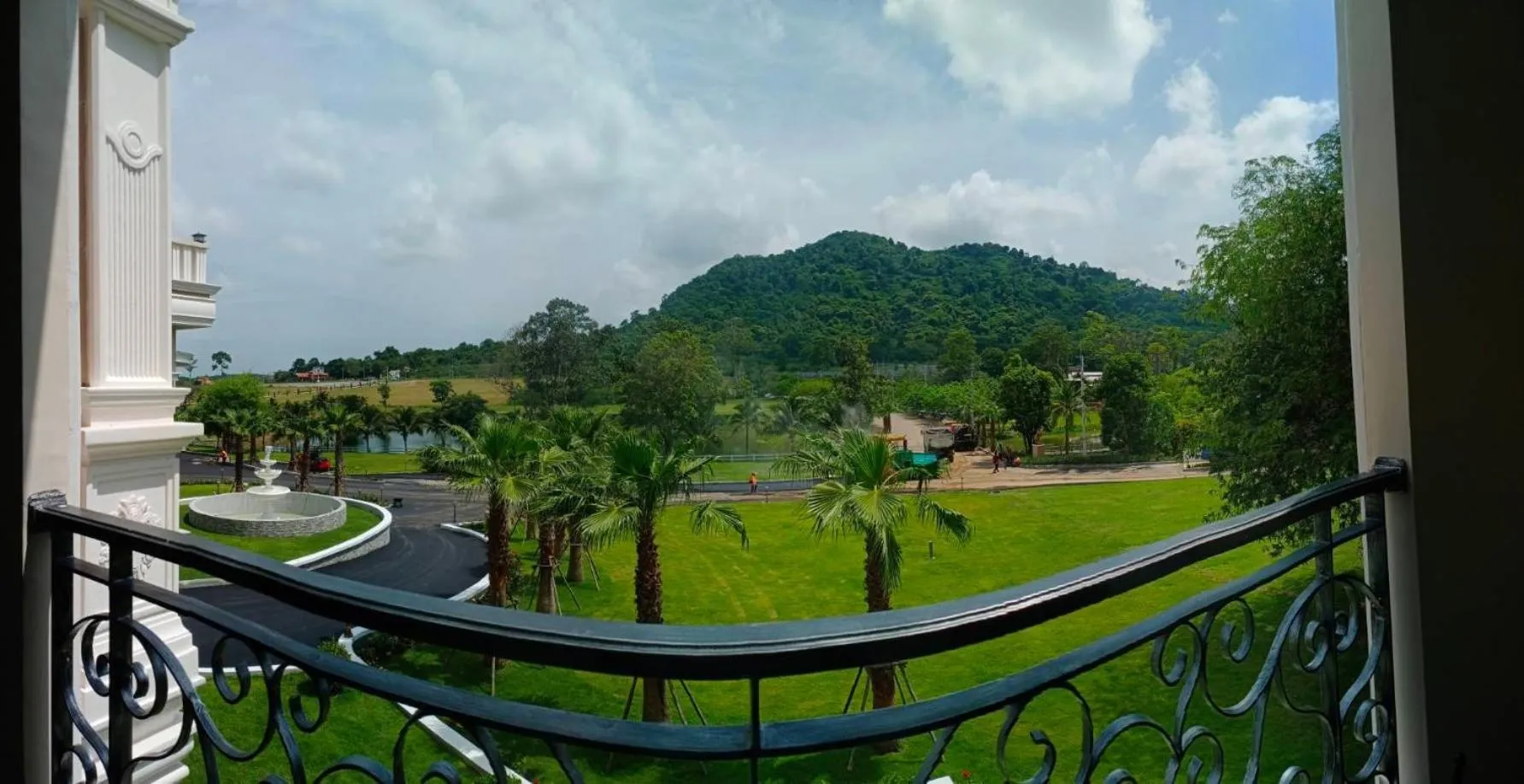 Balcony/Terrace in Grand Lord Hotel & Residence - Khao chi chan Pattaya